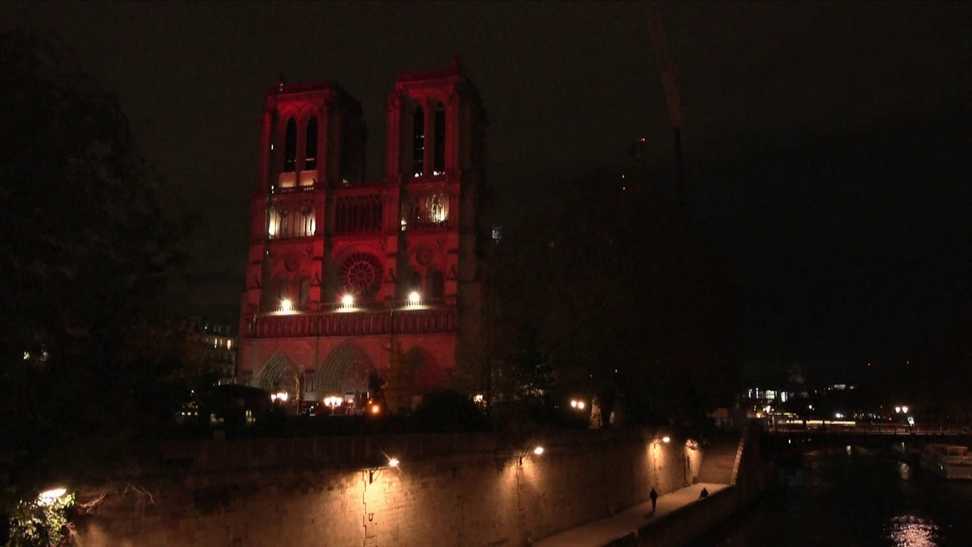 Notre-Dame de Paris illuminée en rouge pour alerter sur les persécutions des chrétiens dans le monde