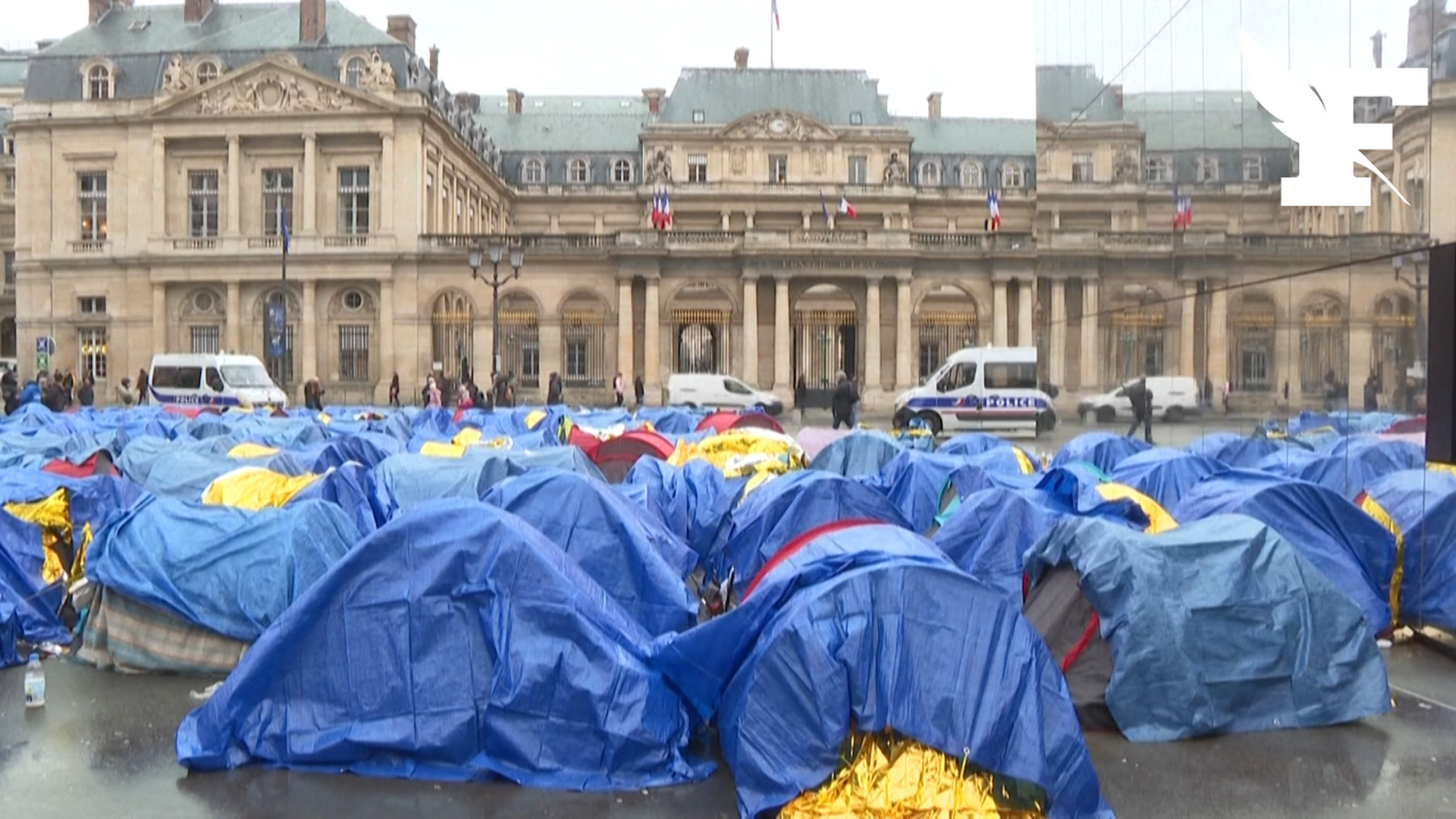À Paris, 200 jeunes migrants campent devant le Conseil d'État pour réclamer une prise en charge