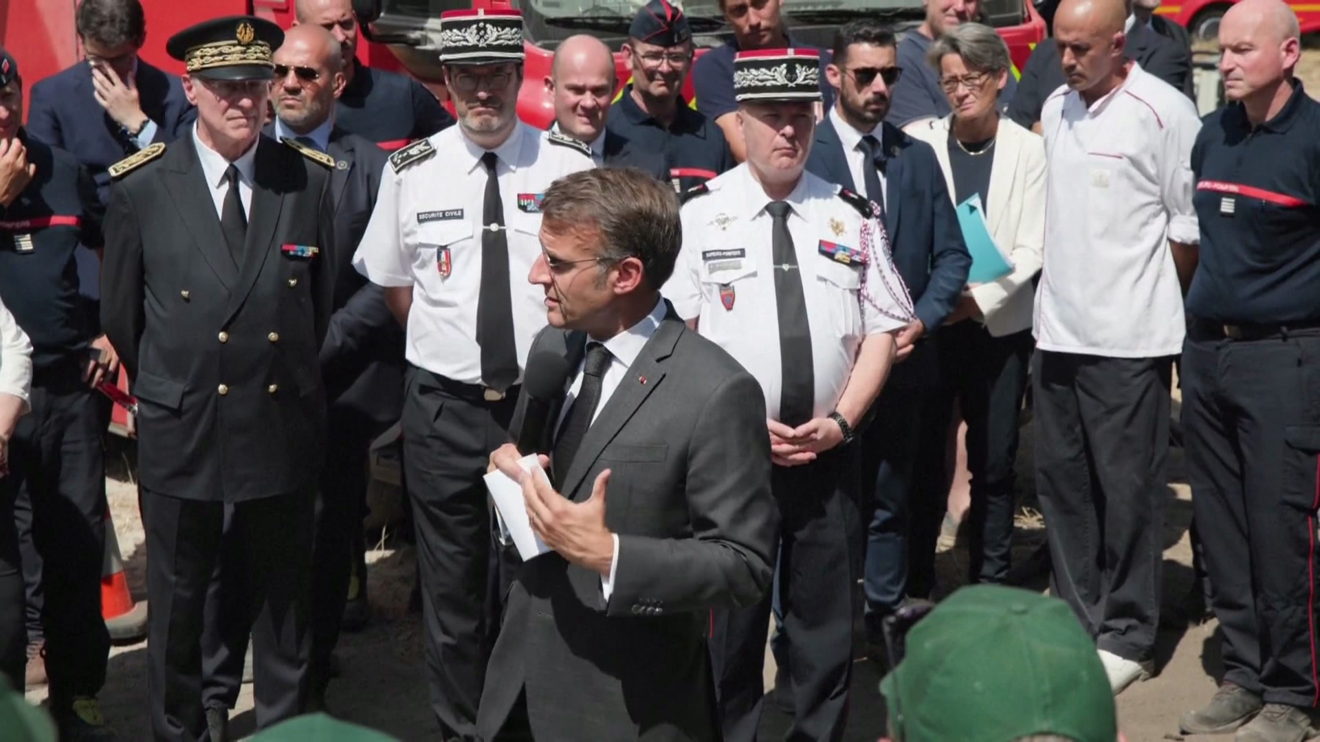 «On a pas attendu ce feu» : Emmanuel Macron fait le point sur les investissements faits depuis 2017 dans la lutte contre les incendies