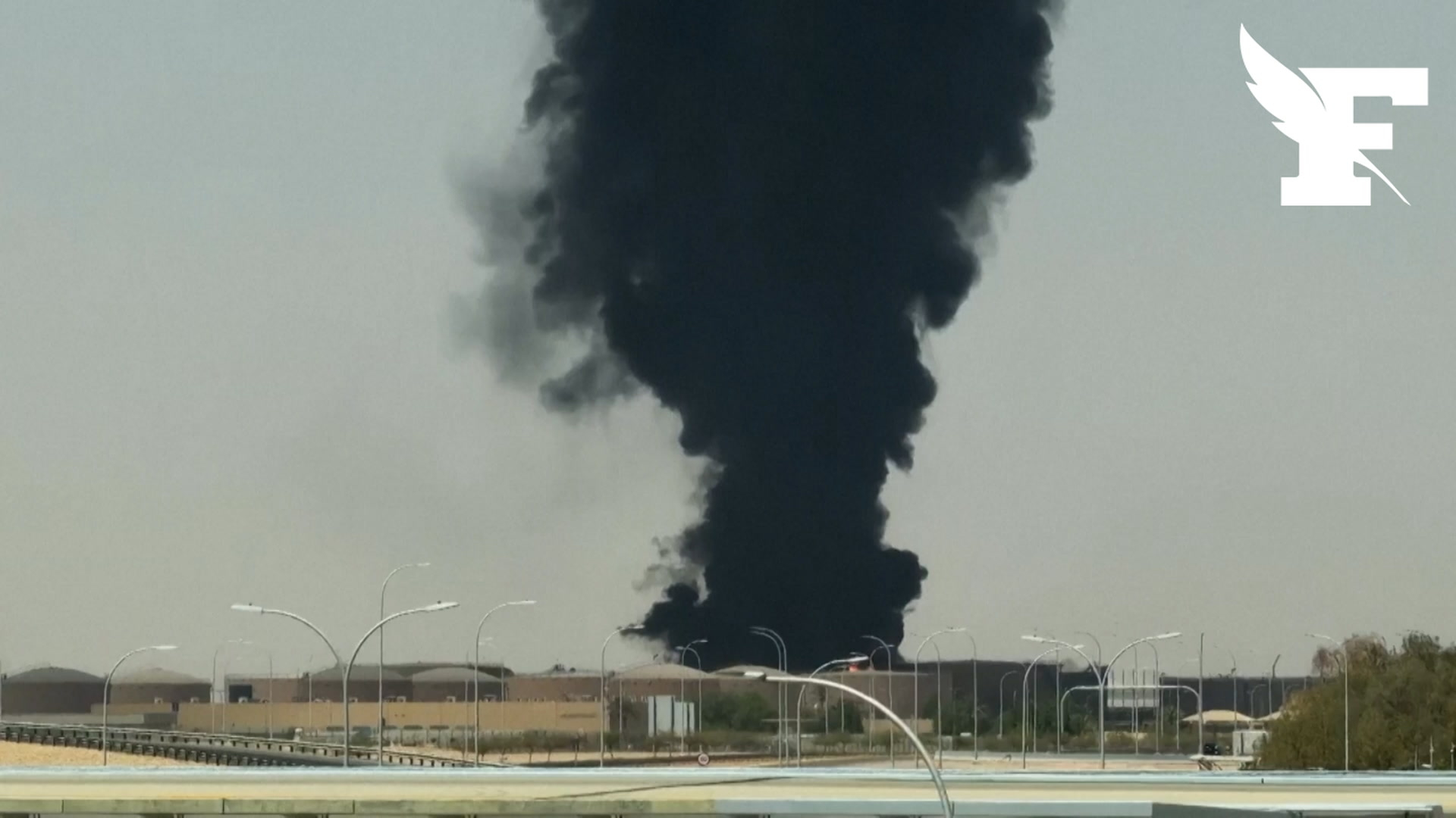 Attaque des Houthis en Arabie saoudite: les images de la fumée noire près de l'aéroport de Ryad
