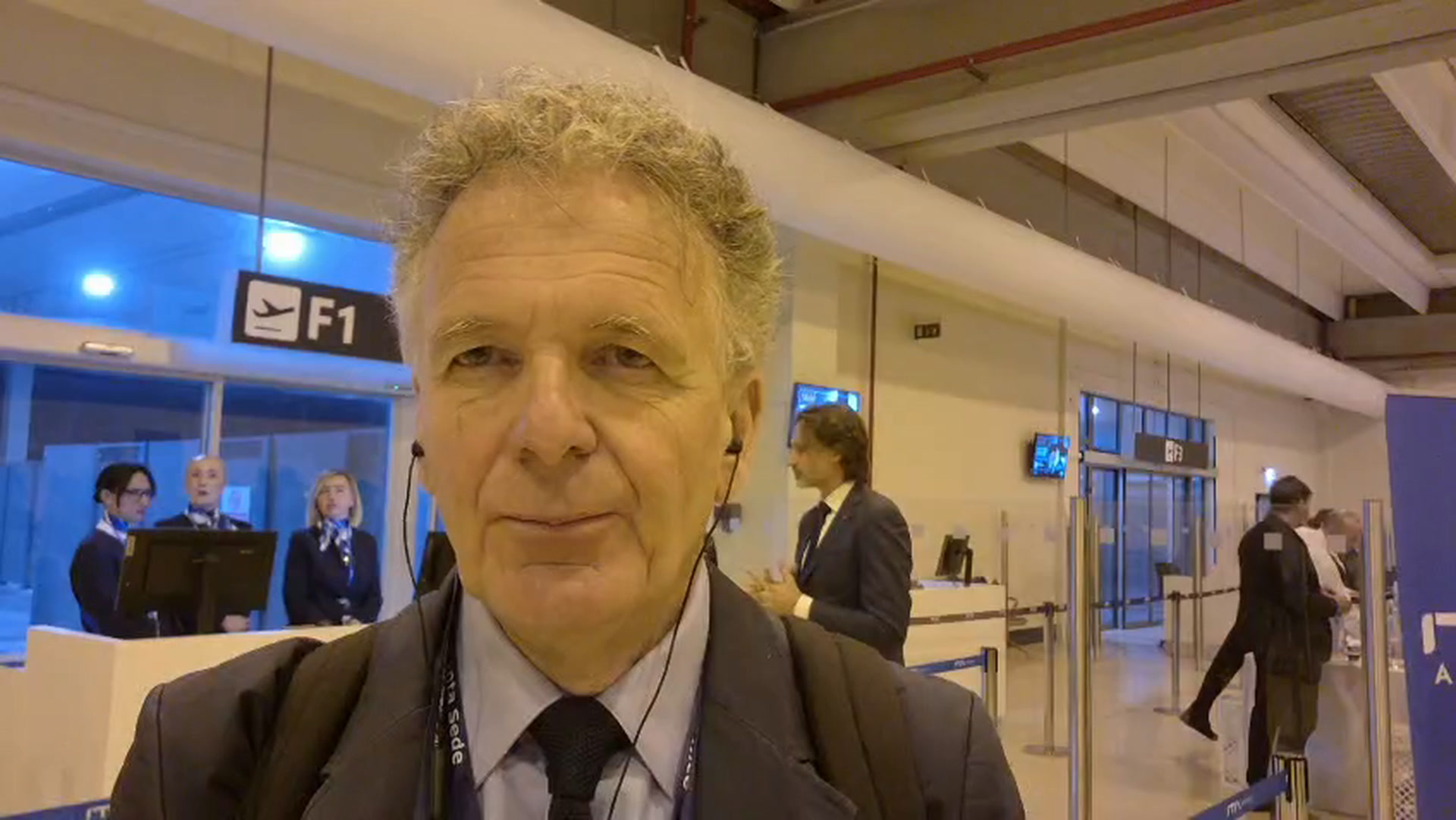 Notre journaliste Jean-Marie Guénois détaille l'ambiance à l'aéroport de Rome, à quelques heures du décollage du pape pour Paris