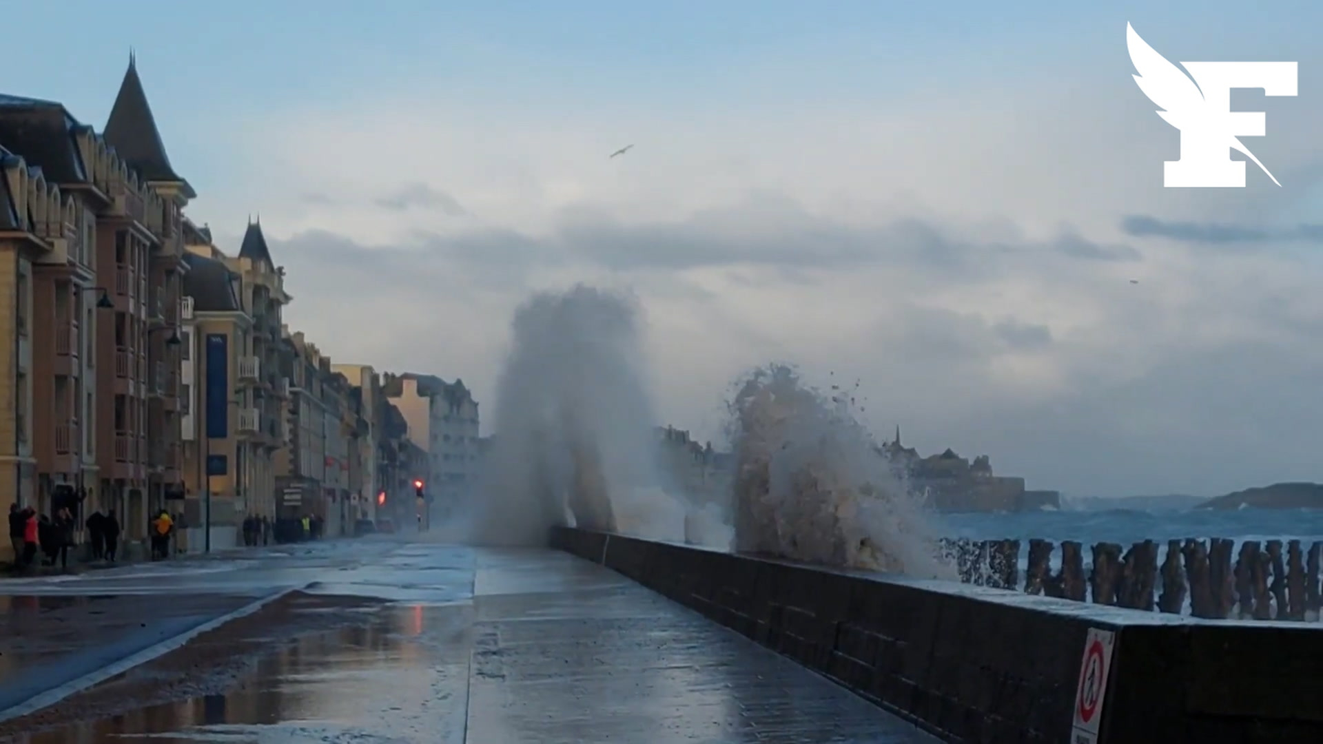 Tempête Pierrick: les remparts de Saint-Malo submergés par les vagues, les rues inondées