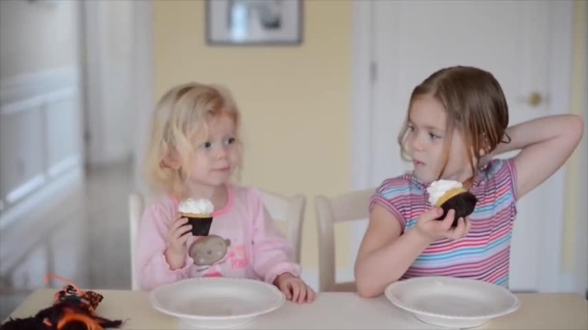 Cette fillette n'est pas prête à accueillir un garçon dans la famille