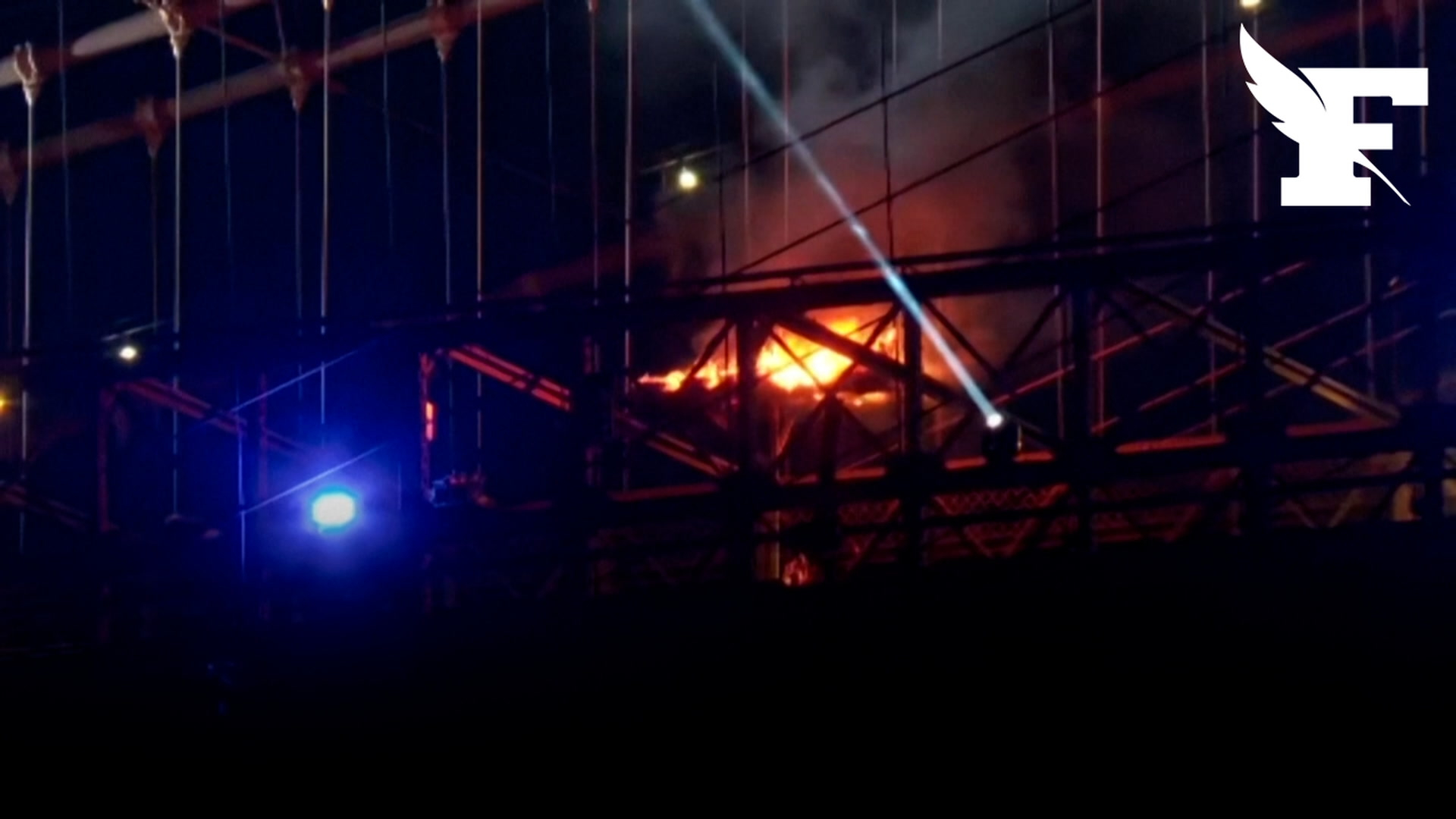 Les images de l'incendie sur le pont de Brooklyn pendant le feu d'artifice des 250 ans des États-Unis