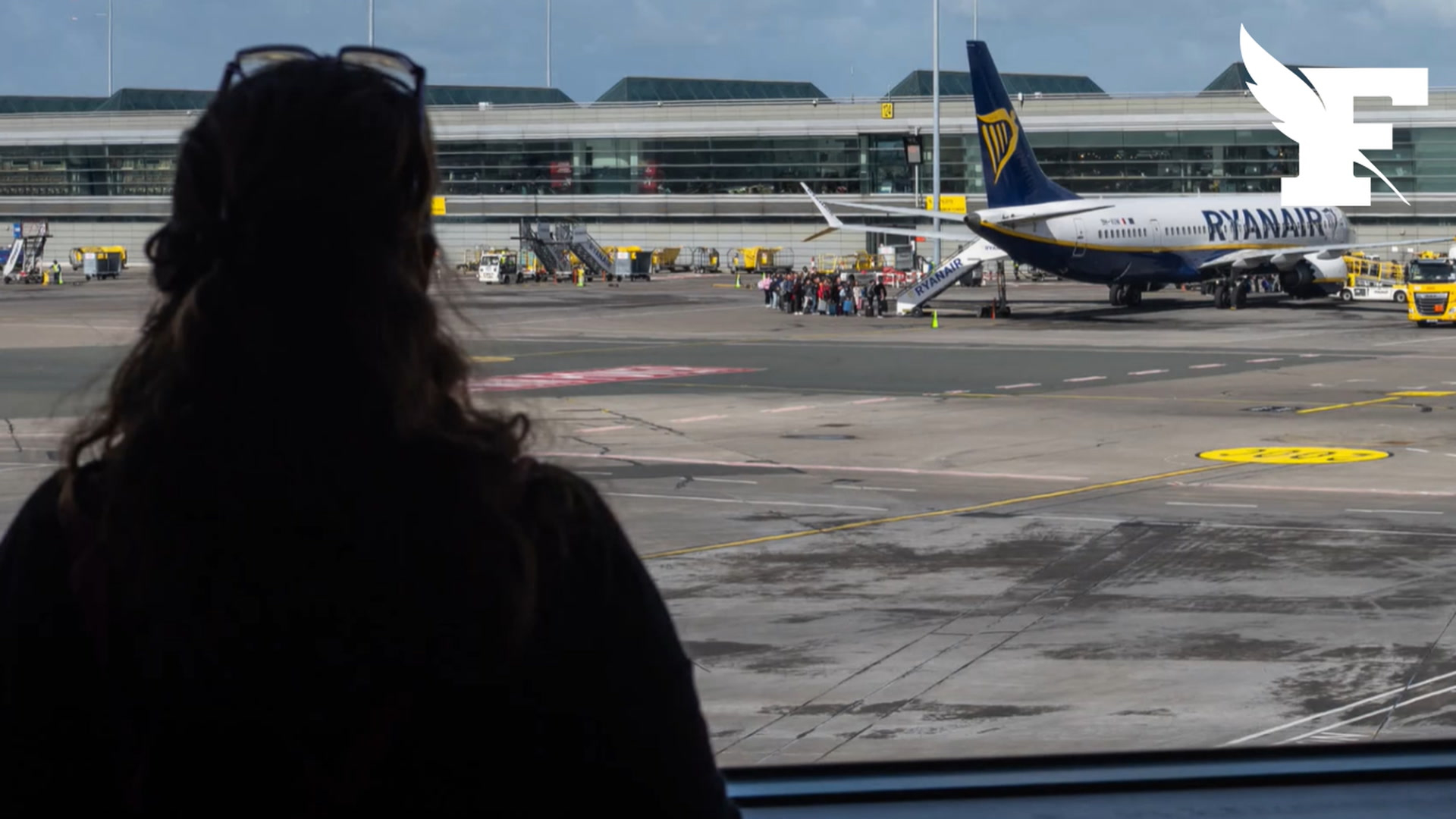 Ryanair réclame à la France un retour provisoire des tampons manuels après des files d’attente importantes