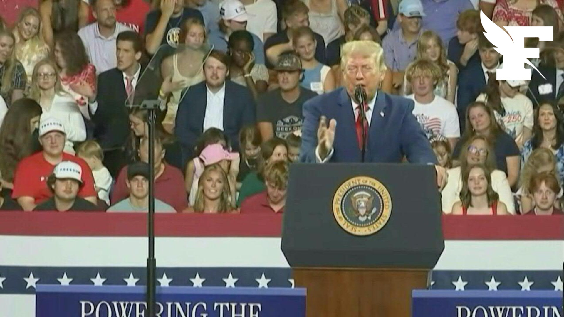 Les images virales d'un spectateur qui imite Donald Trump en plein discours en Géorgie
