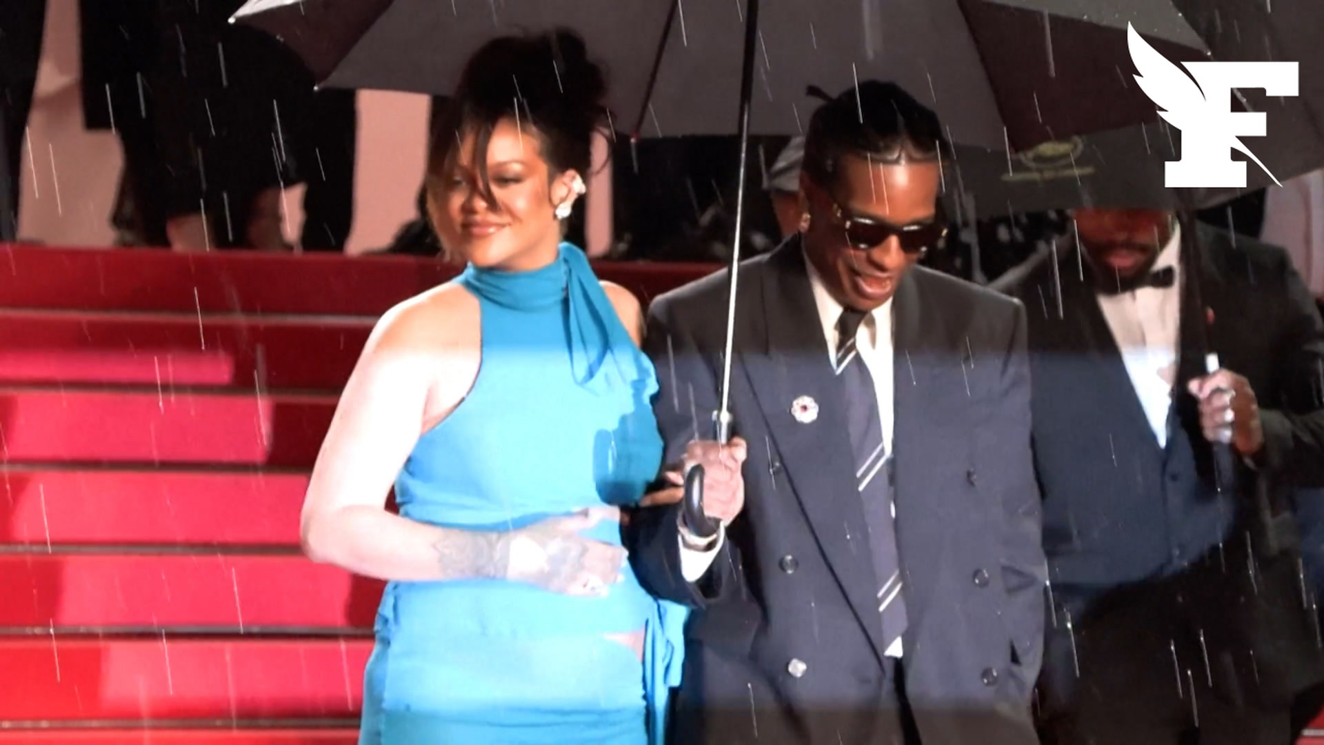 Robe bleue, dents en or...Rihanna et ASAP Rocky foulent le tapis rouge du festival de Cannes