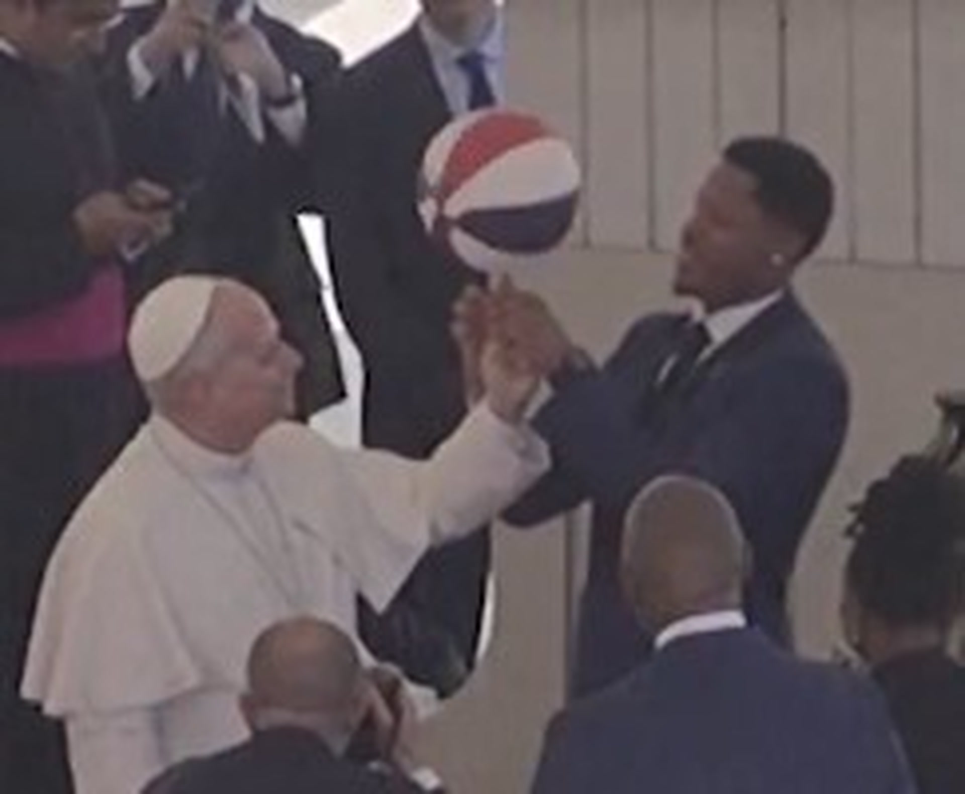 Le pape Léon XIV s'essaie à un tour de basket en compagnie des Harlem Globetrotters