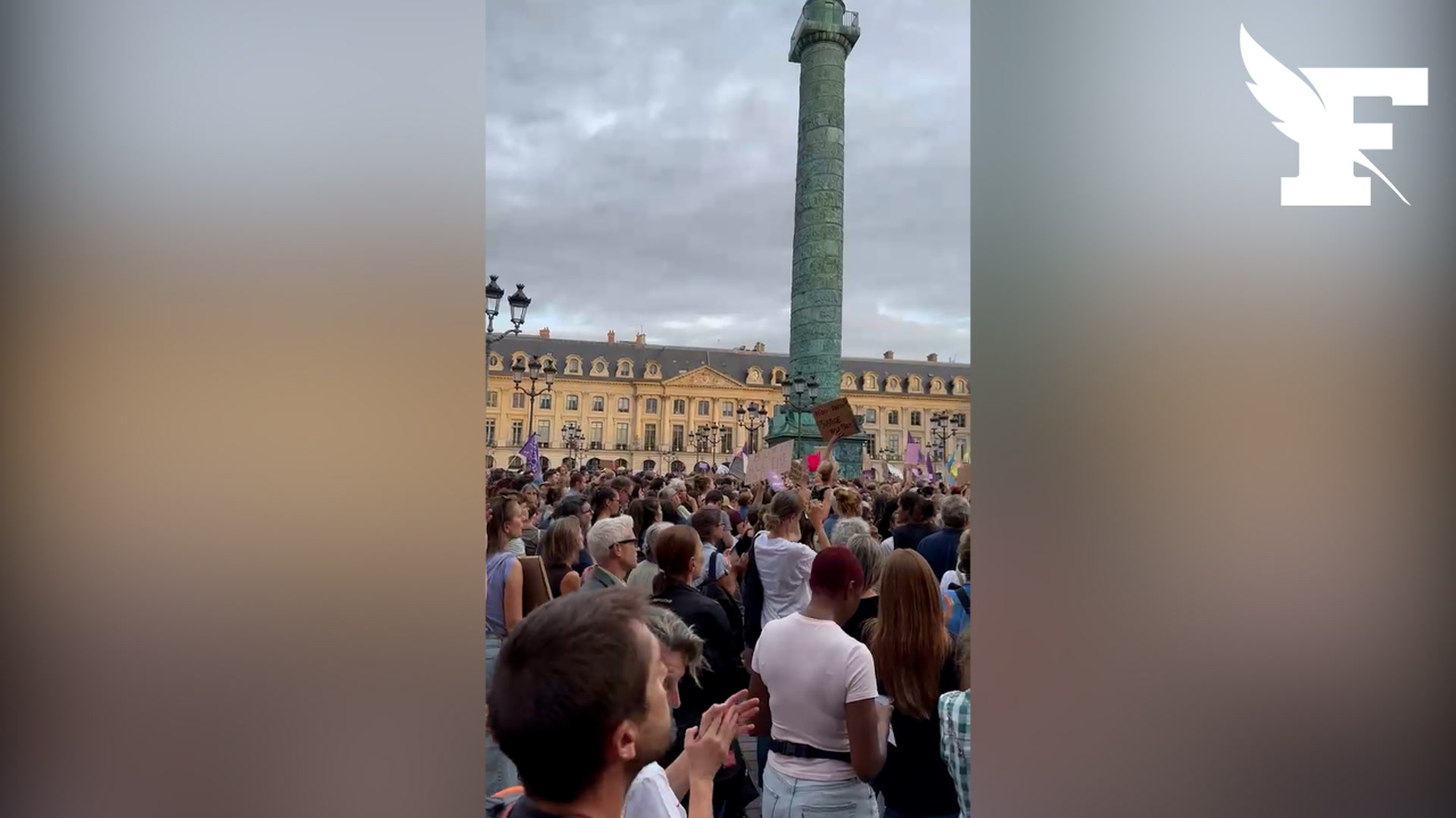 Les images de la manifestation pour la «loi intégrale» sur les violences sexuelles et sexistes à Paris