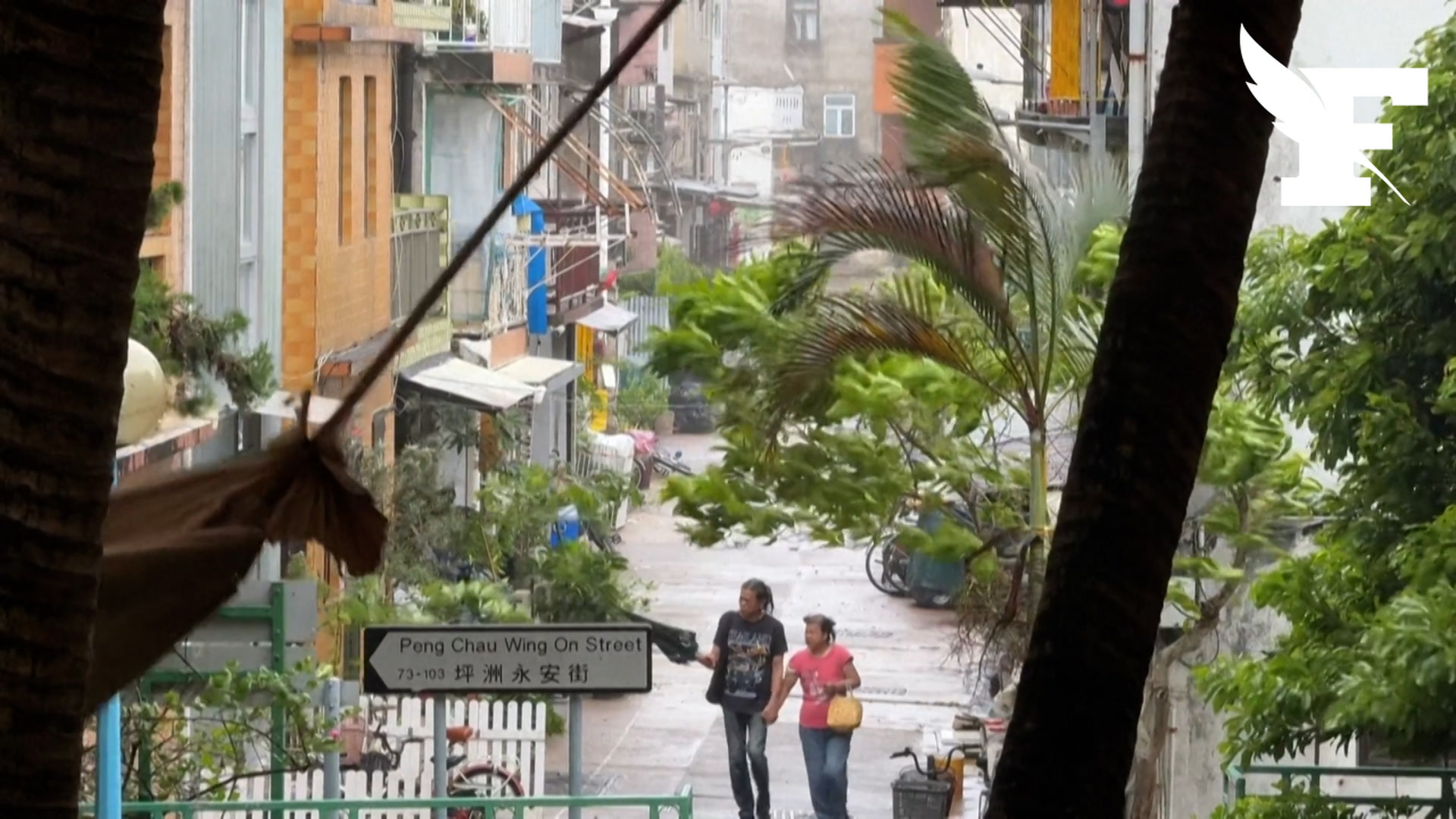 Hong Kong: les images des vents violents à l'approche du typhon Wipha
