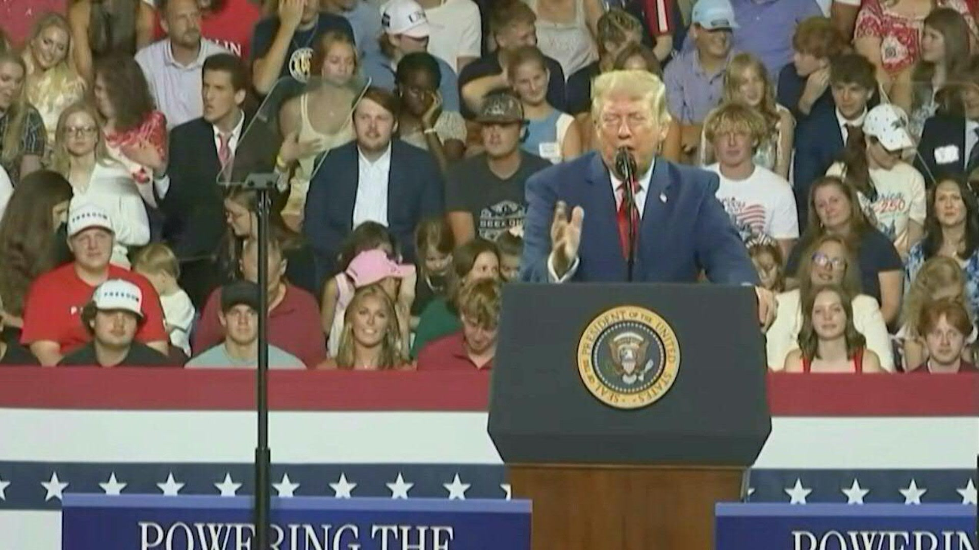 Les images virales d'un spectateur qui imite Donald Trump en plein discours en Géorgie