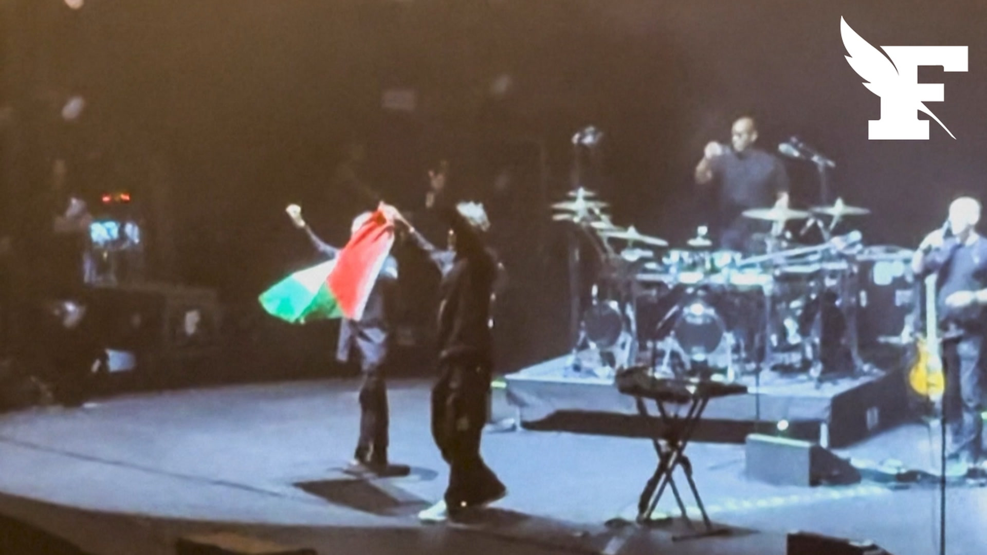 Banni de Singapour, interrogatoire policier ...Le groupe Massive Attack décrit une « expérience surréaliste » après avoir brandi un drapeau palestinien sur scène