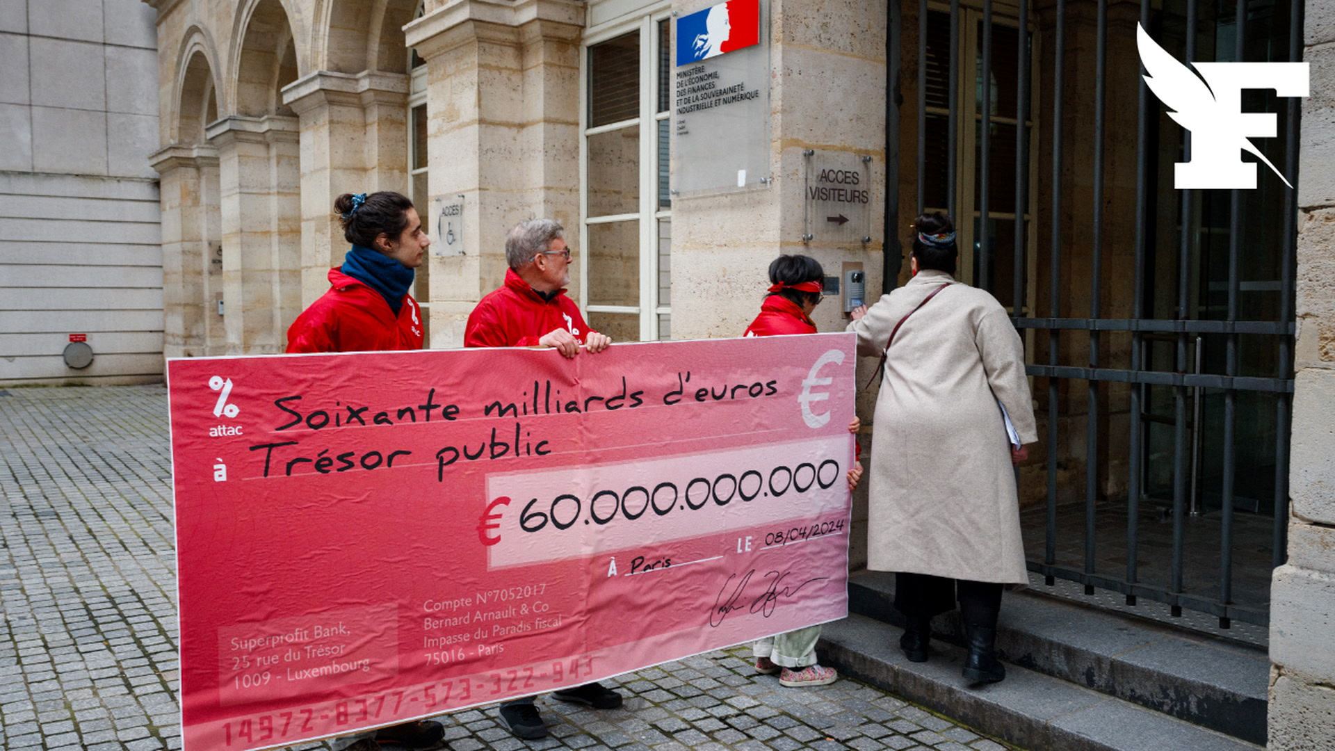 Attac se rend devant le ministère de l'Économie avec un faux chèque de 60 milliards d'euros