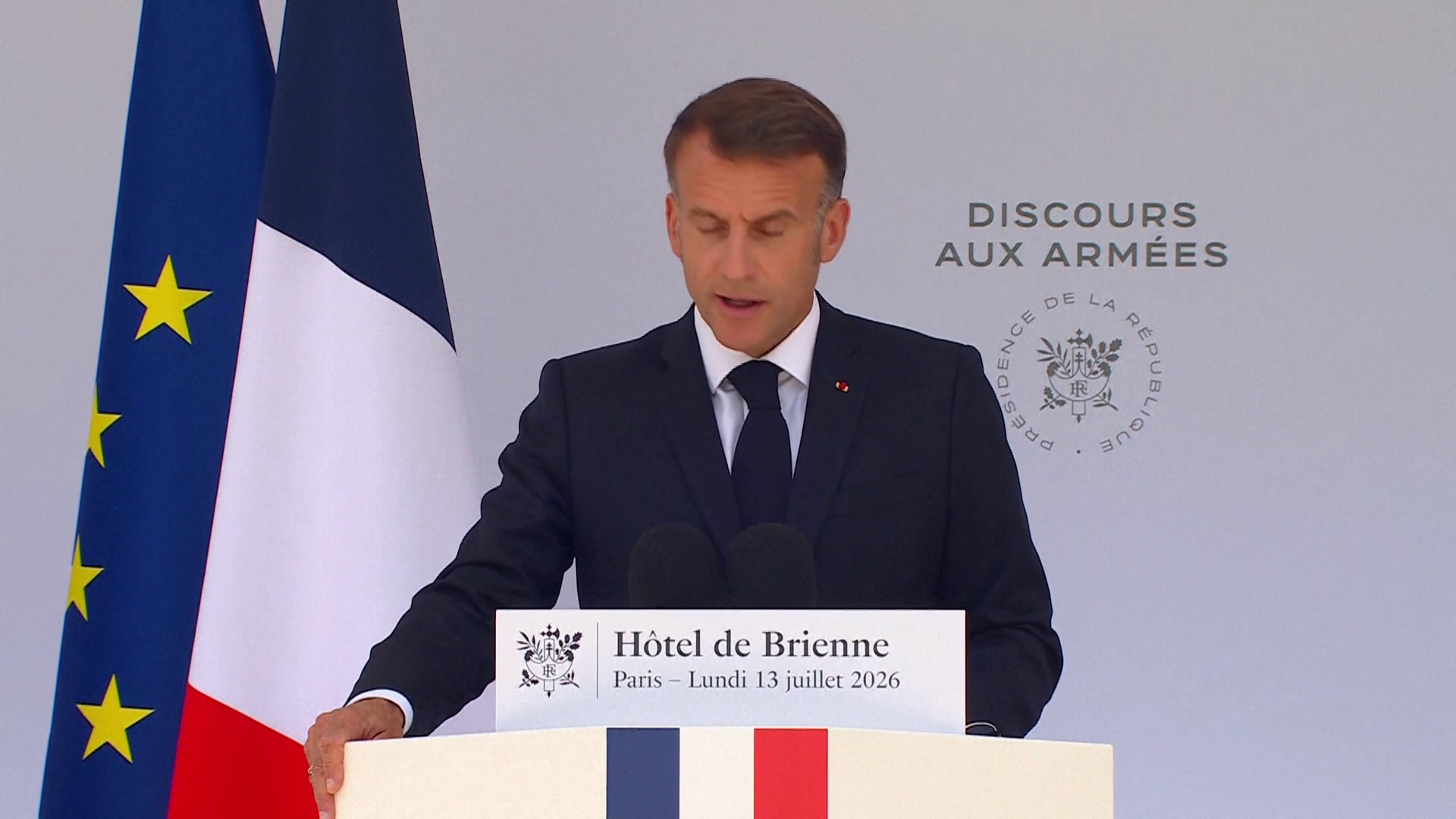 «64 milliards d'euros en 2027 c'est en 10 ans un doublement du budget des armées», a déclaré Emmanuel Macron aux forces armées