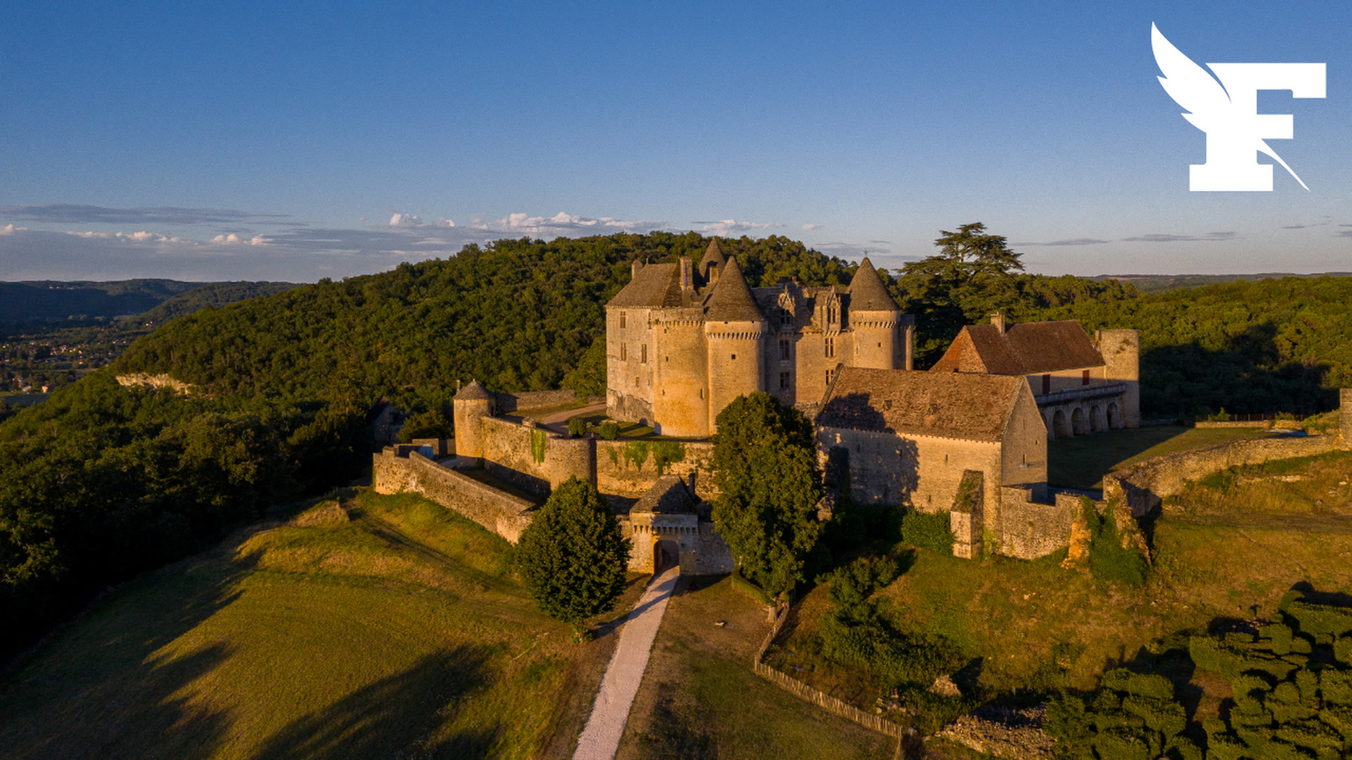 Périgord : l'installation d'une antenne relais de 42 mètres près du château classé de Fénelon agite la vallée