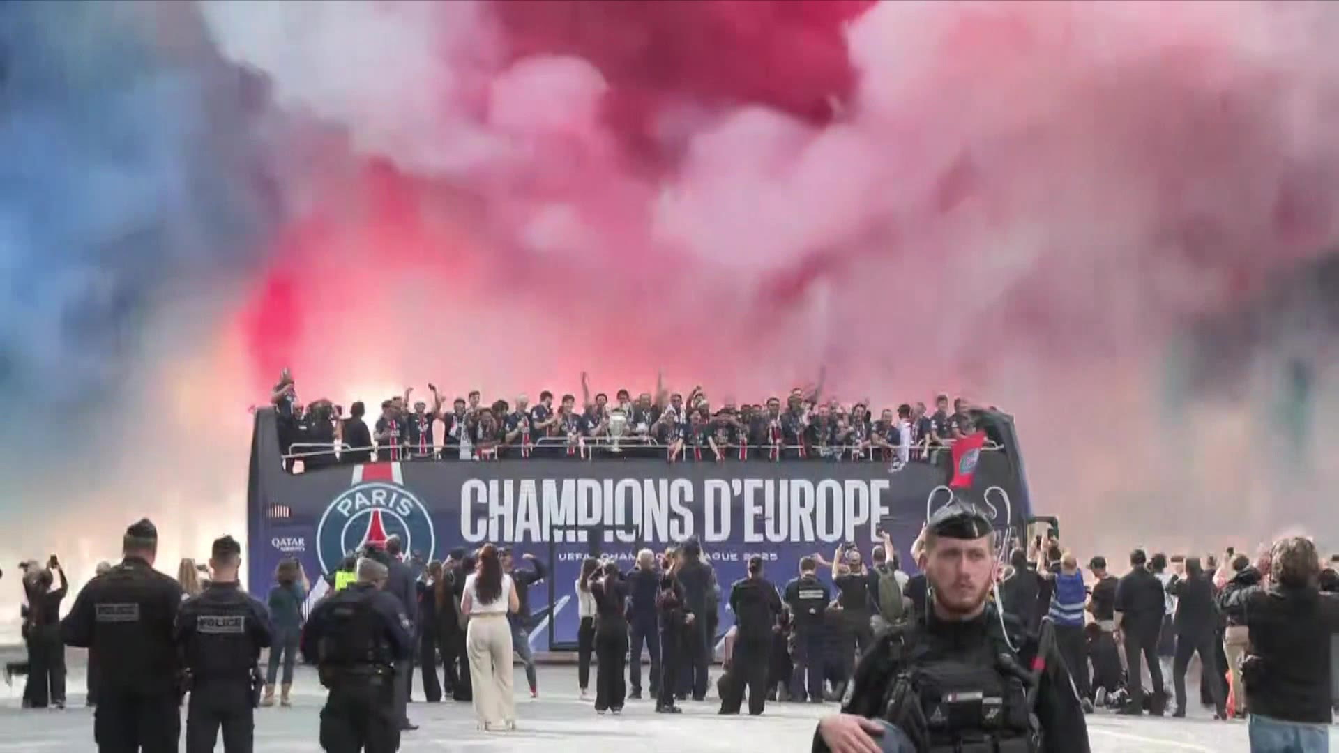 Parade du PSG: un panache de fumée bleu et rouge et le bus à impériale des joueurs devant l'Arc de Triomphe