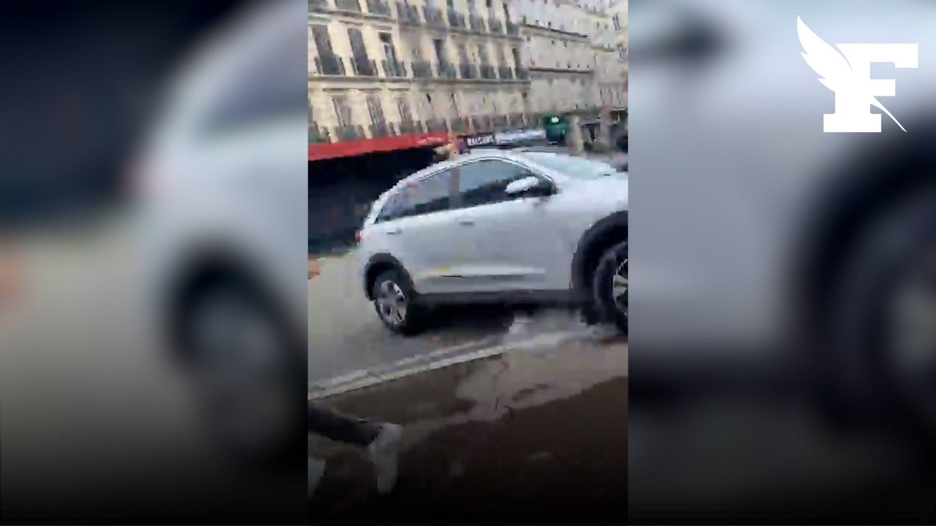 Manifestation des taxis: les images d'un VTC fonçant sur plusieurs chauffeurs qui lui jetaient des œufs à Marseille