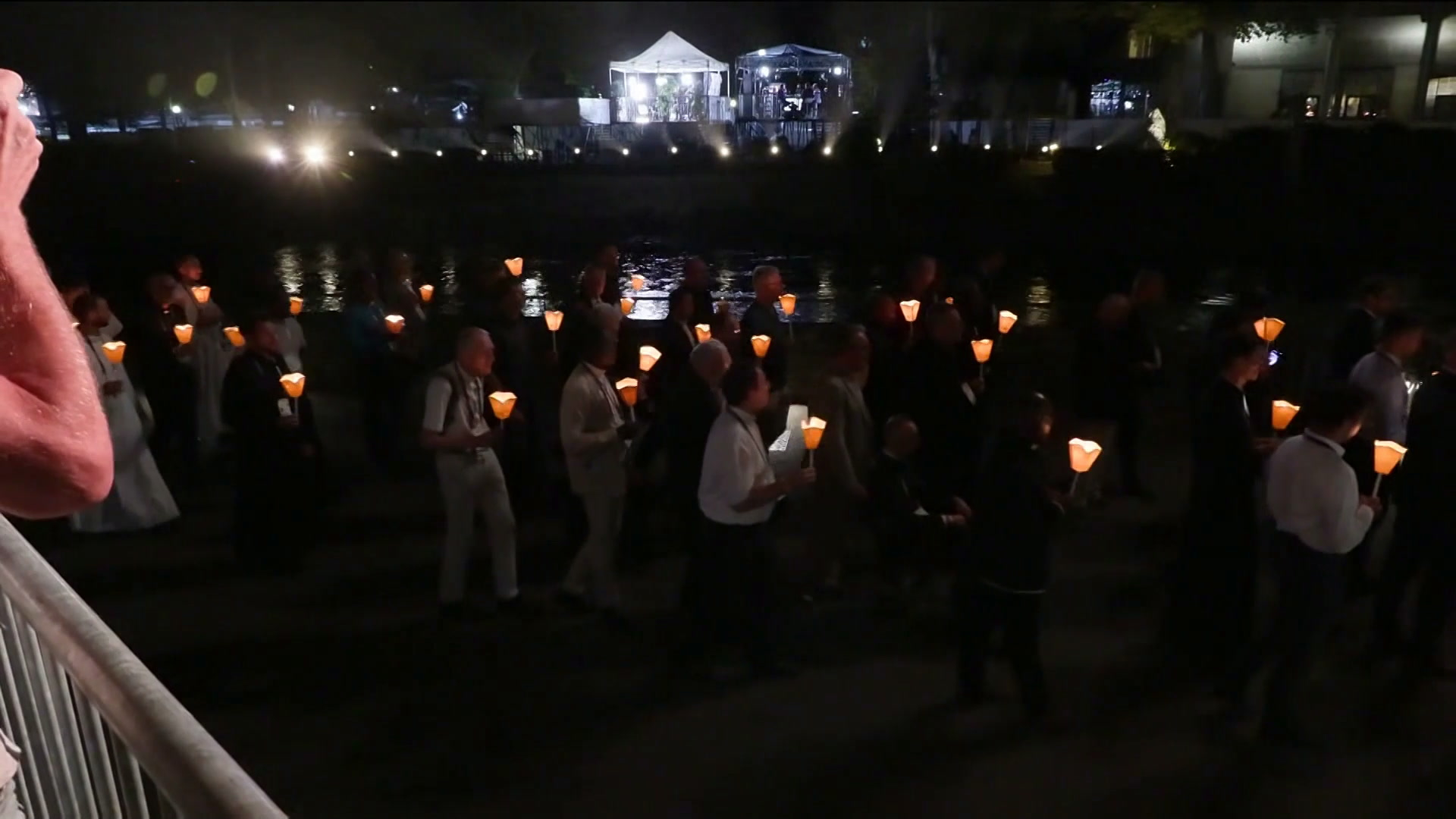 Visite du pape Léon XIV en France : la procession aux flambeaux a débuté à Lourdes