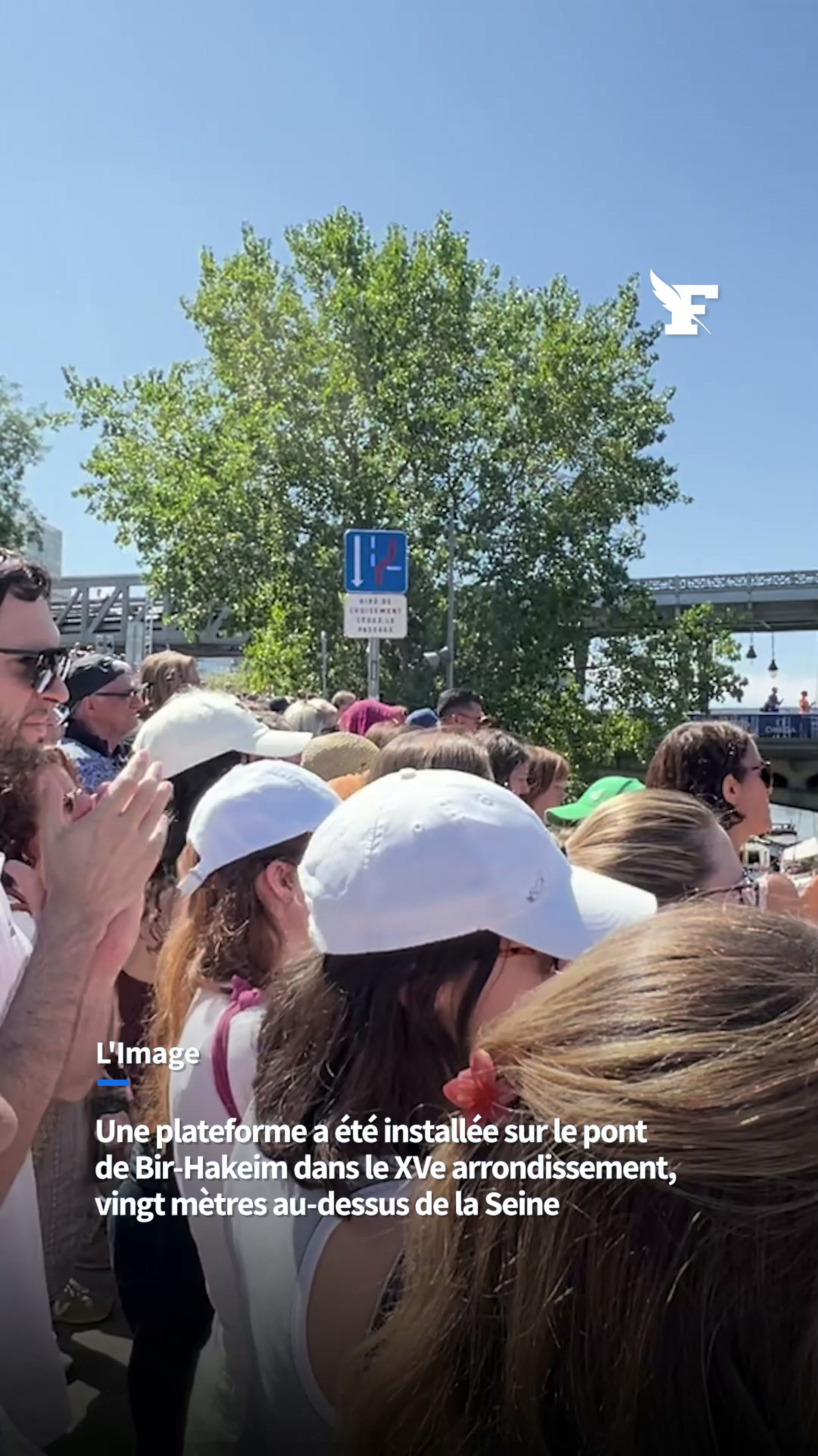 Les plongeurs de haut-vol s’élancent face à la Tour Eiffel lors des championnats d’Europe de natation