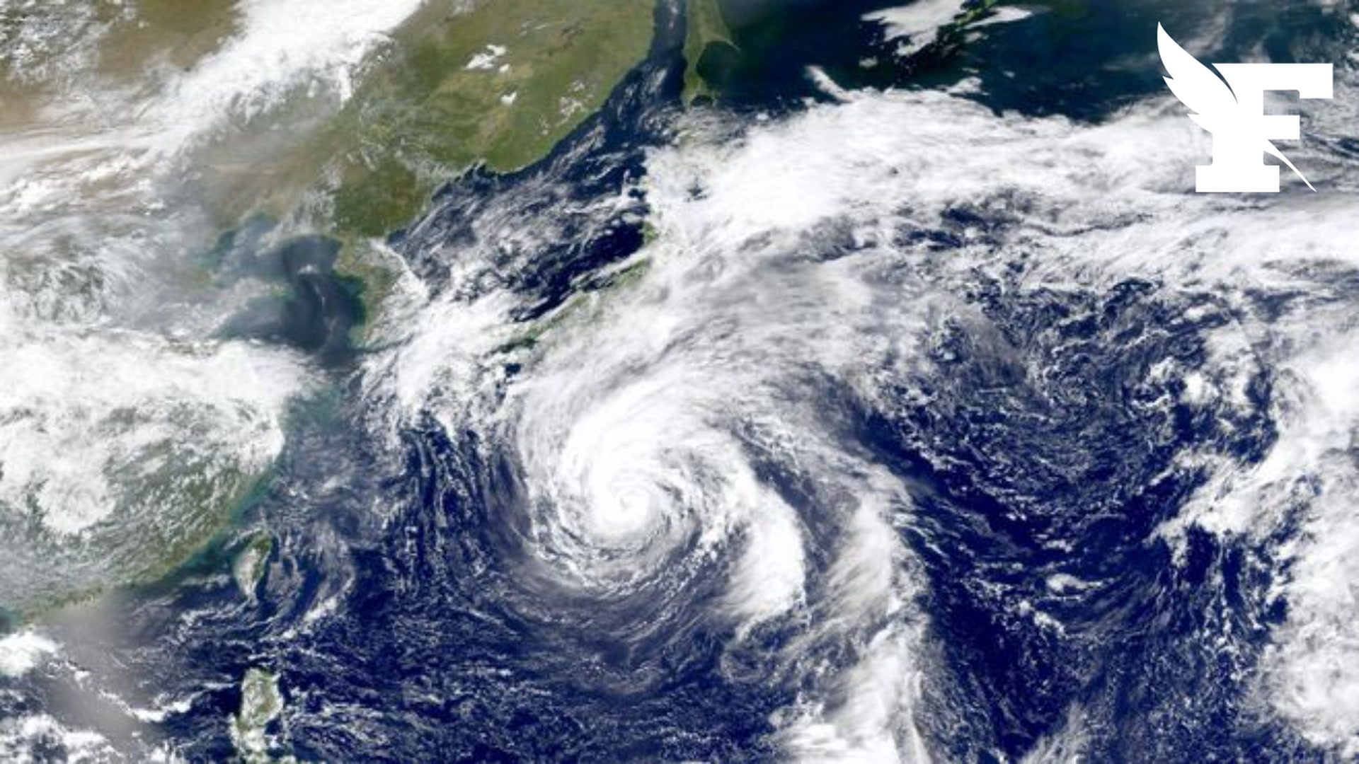 Le typhon Dujuan frappe le Japon : des vols annulés et des milliers d'évacuations