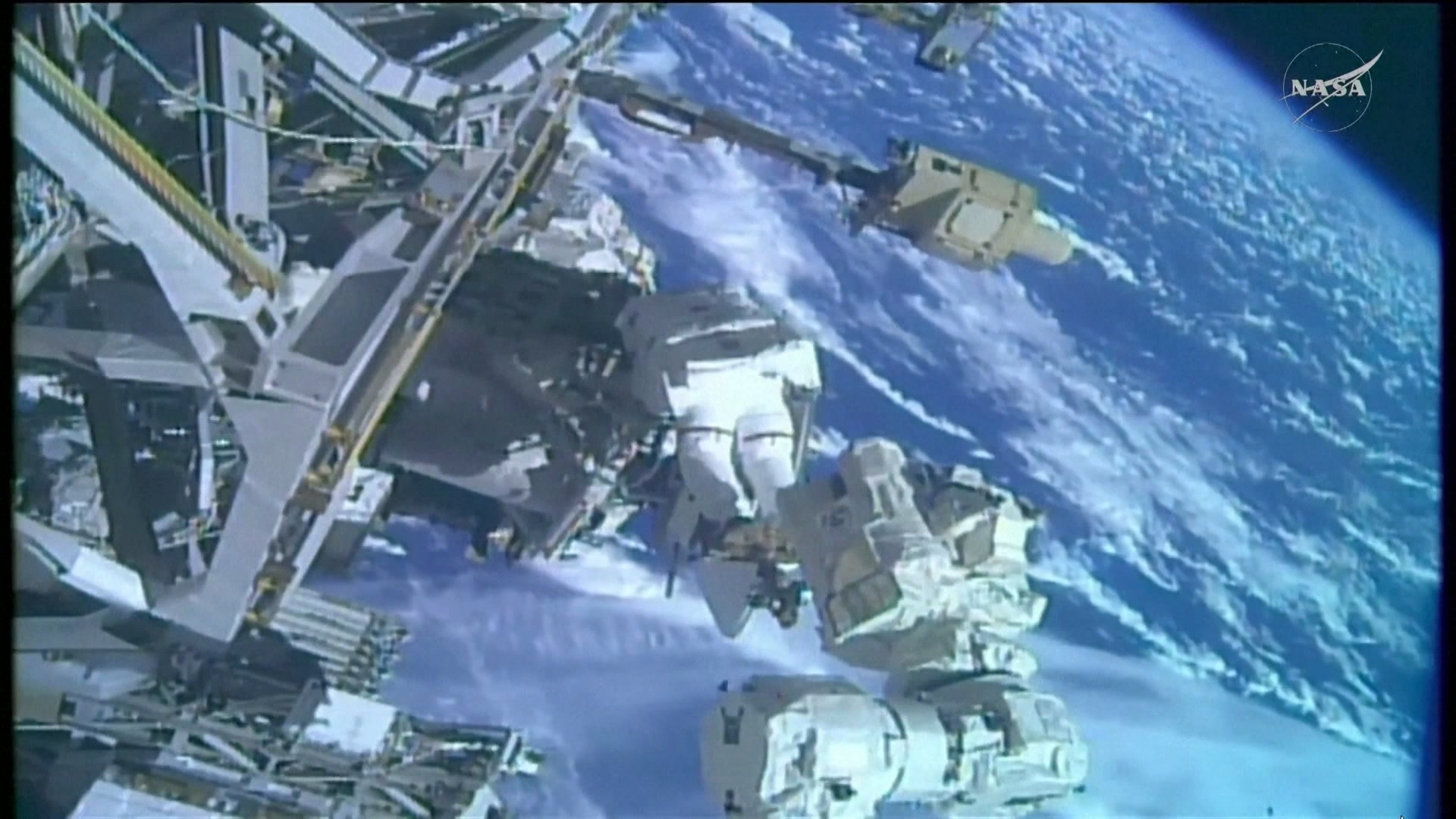 Mission de réparation dans l'Iss : l'antenne ciblée par les réparations est détachée