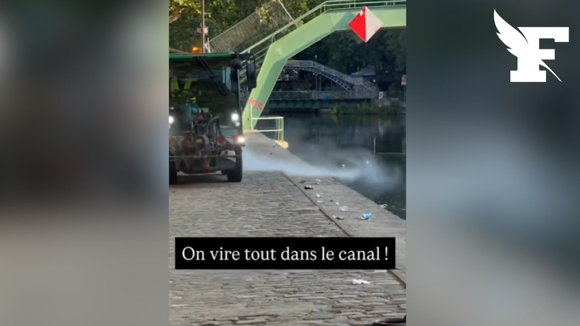 Paris: les images d'un agent de propreté filmé en train de jeter des déchets dans le canal Saint-Martin