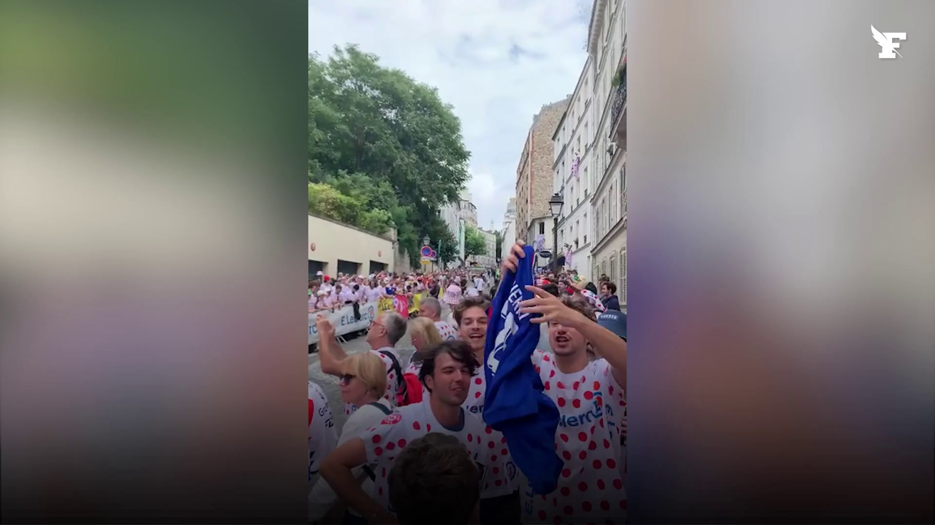 Tour de France : les supporters survoltés à Montmartre