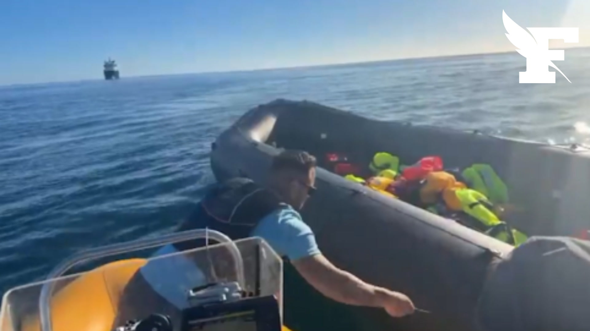Un militant anglais d'extrême droite interpellé après avoir lacéré un bateau de migrants