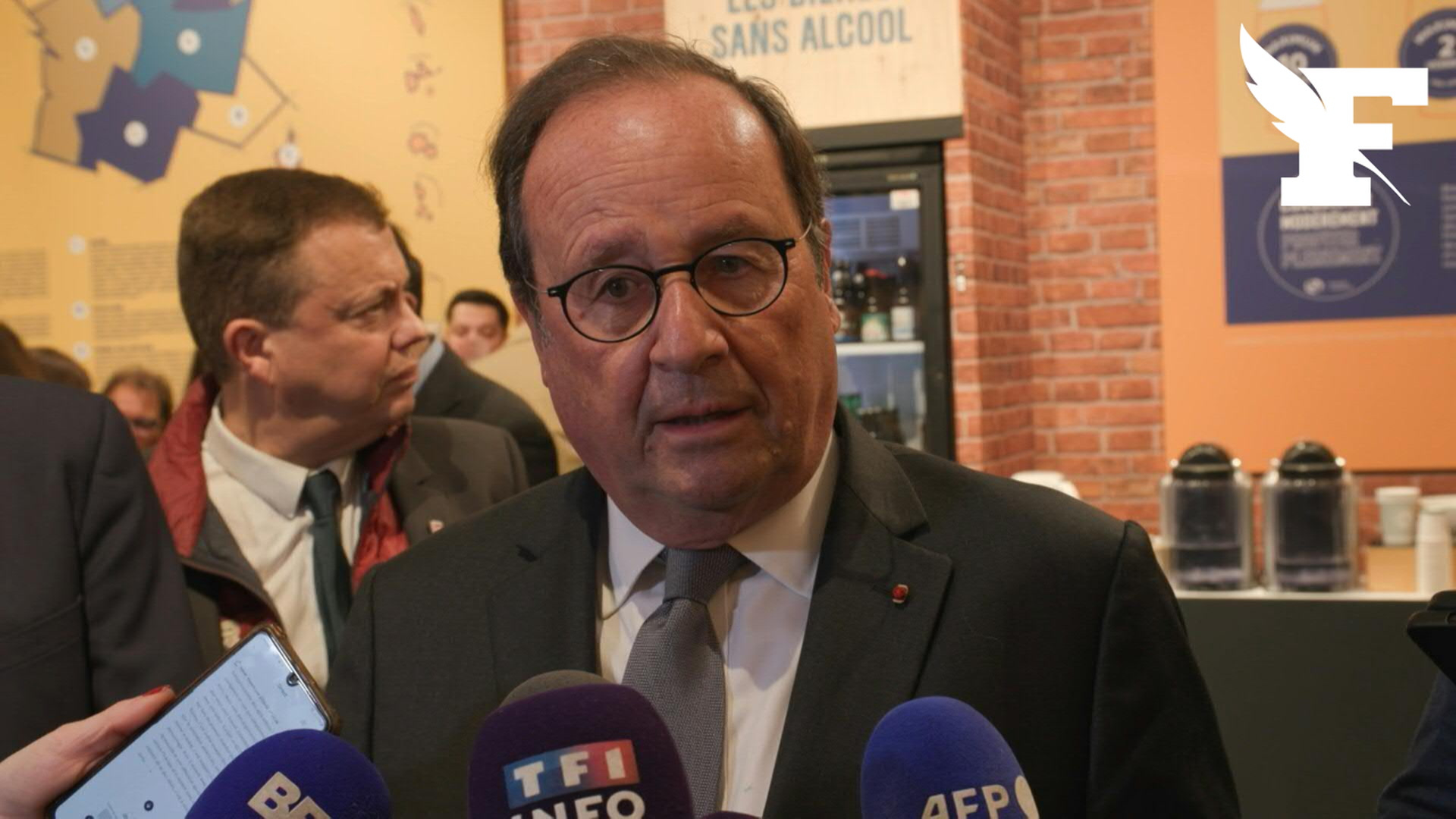 Face à «l’offensive commerciale» de Trump, François Hollande appelle la France à être «très ferme et très dure»