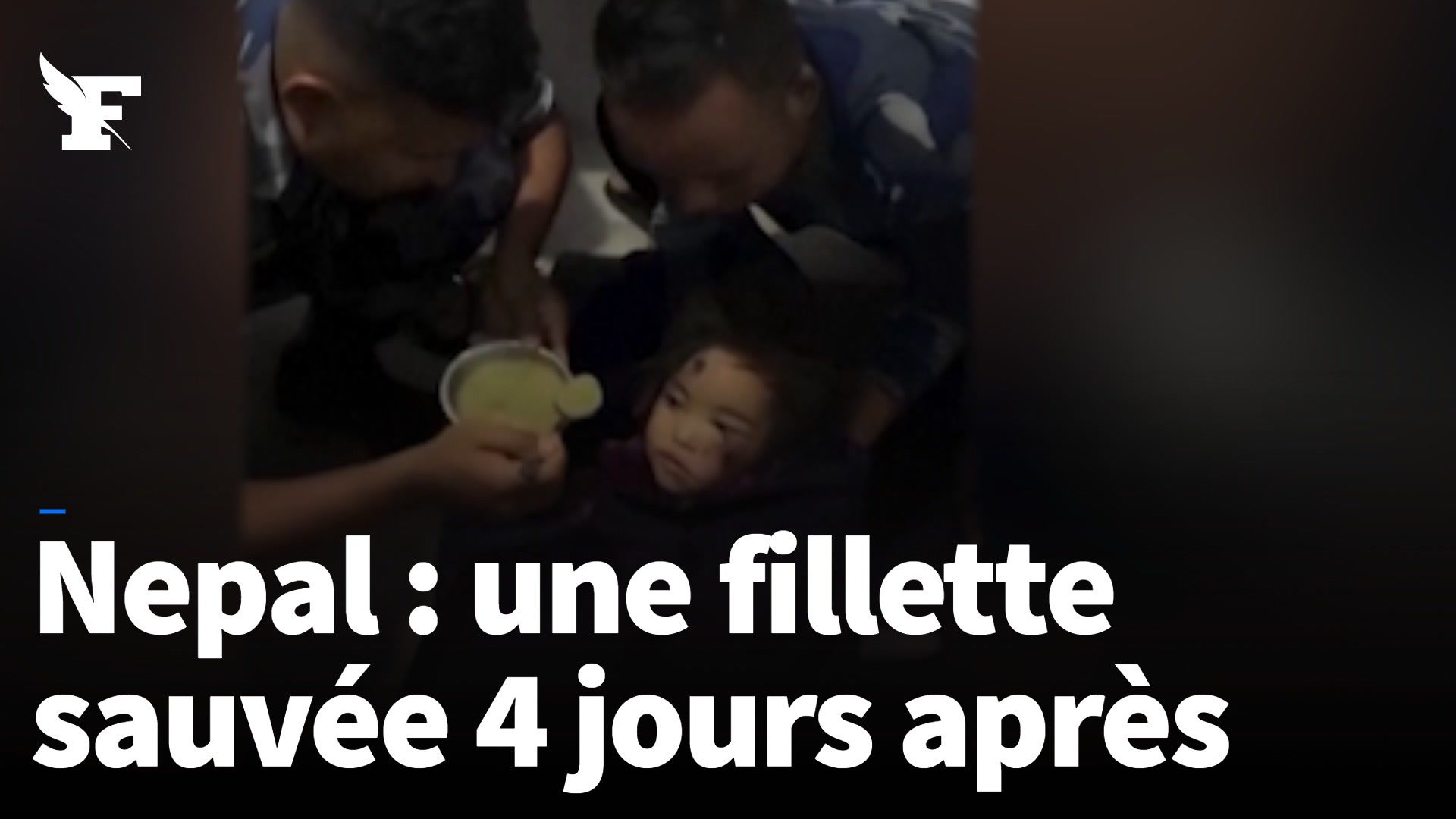 Une fillette vivante extraite des décombres quatre jours après les crues survenues au Népal