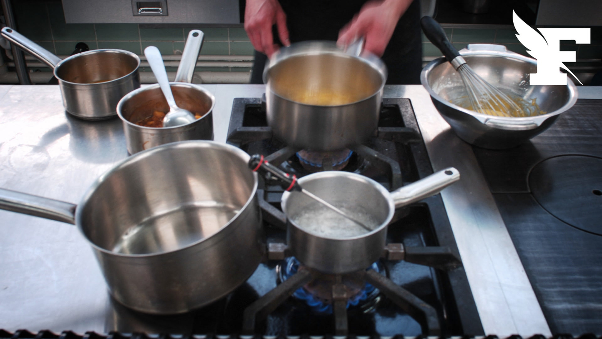 L’astuce infaillible pour cuisiner dans une casserole en inox sans que ça accroche