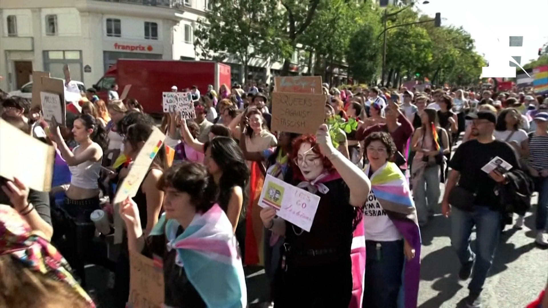 Les images de la marche des Fiertés pour les droits des personnes LGBT+ à Paris