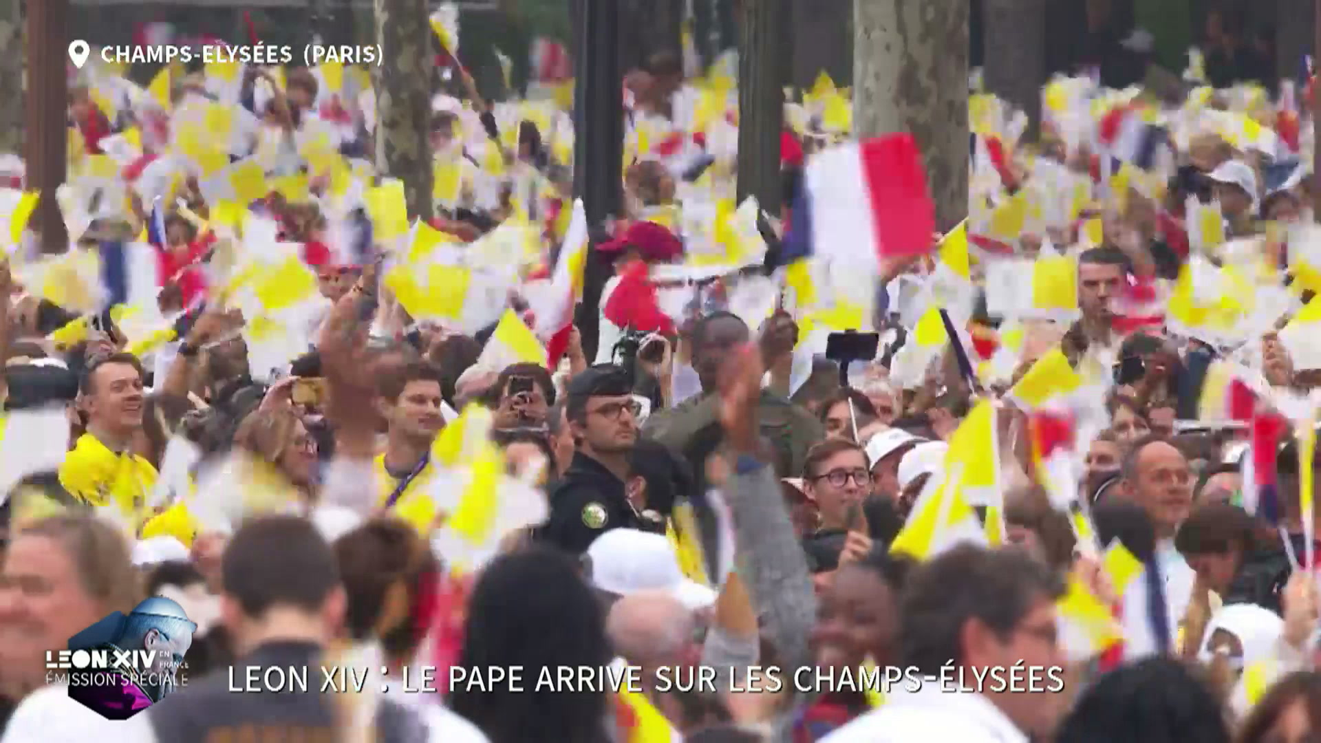 Les images des enfants bénis par le Pape Léon XIV depuis sa papamobile sur les Champs Elysées