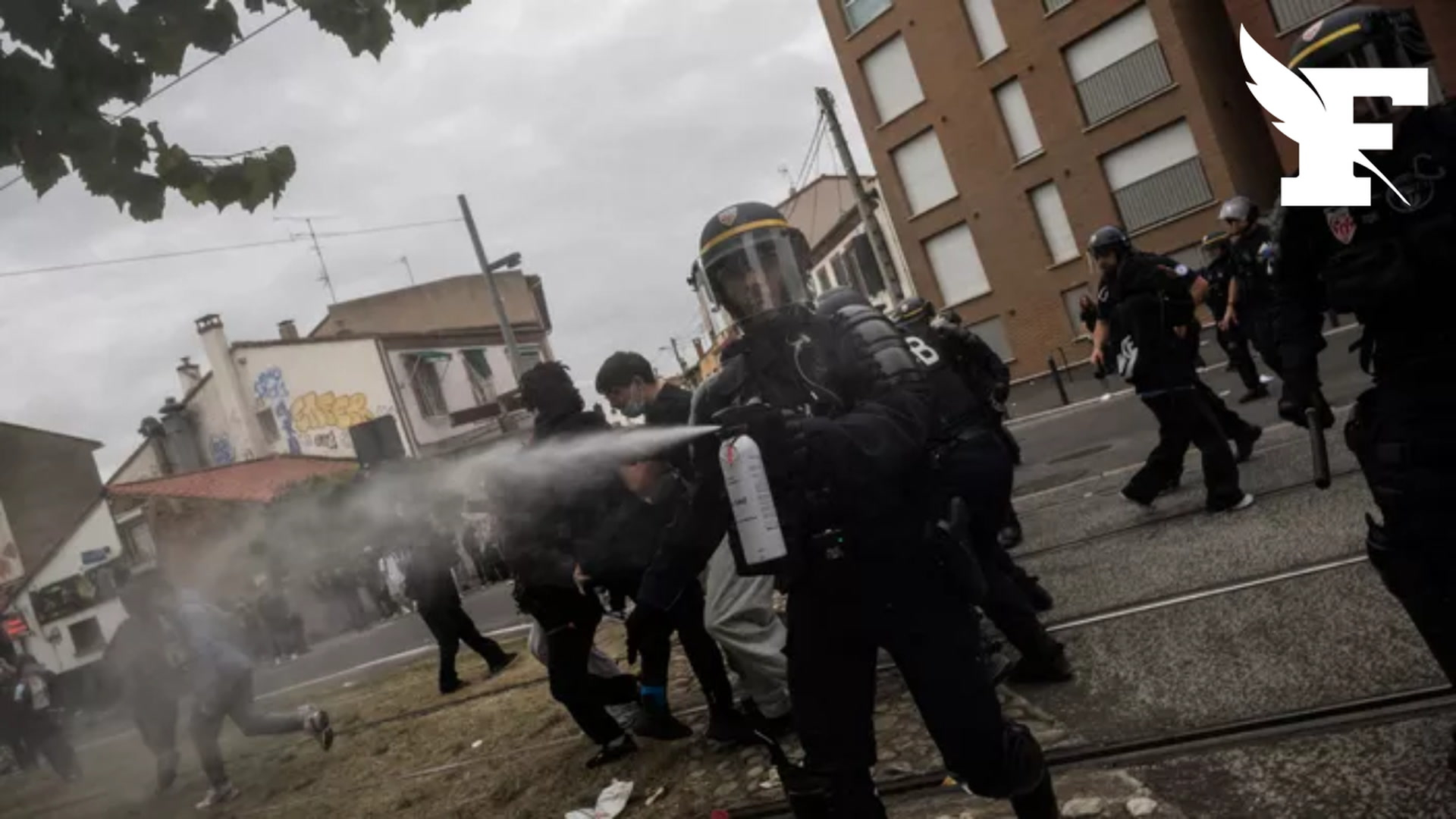Blocus des lycées: une enquête ouverte après la blessure d’un adolescent de 14 ans touché au visage par un tir de LBD