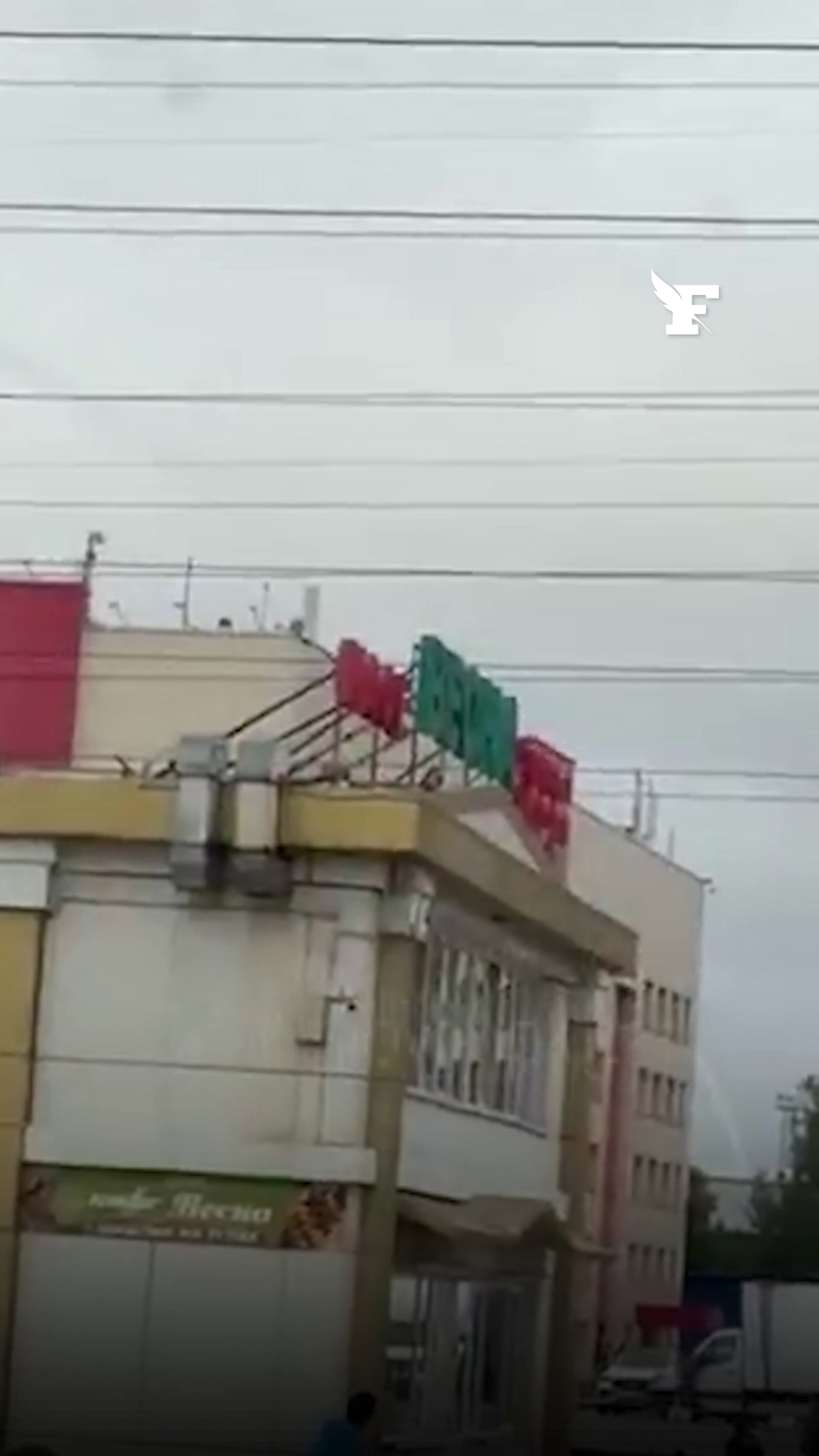 Attaques de drones près de Moscou : les images invraisemblables d’une chape de plomb projetée à plusieurs mètres de hauteur par une explosion