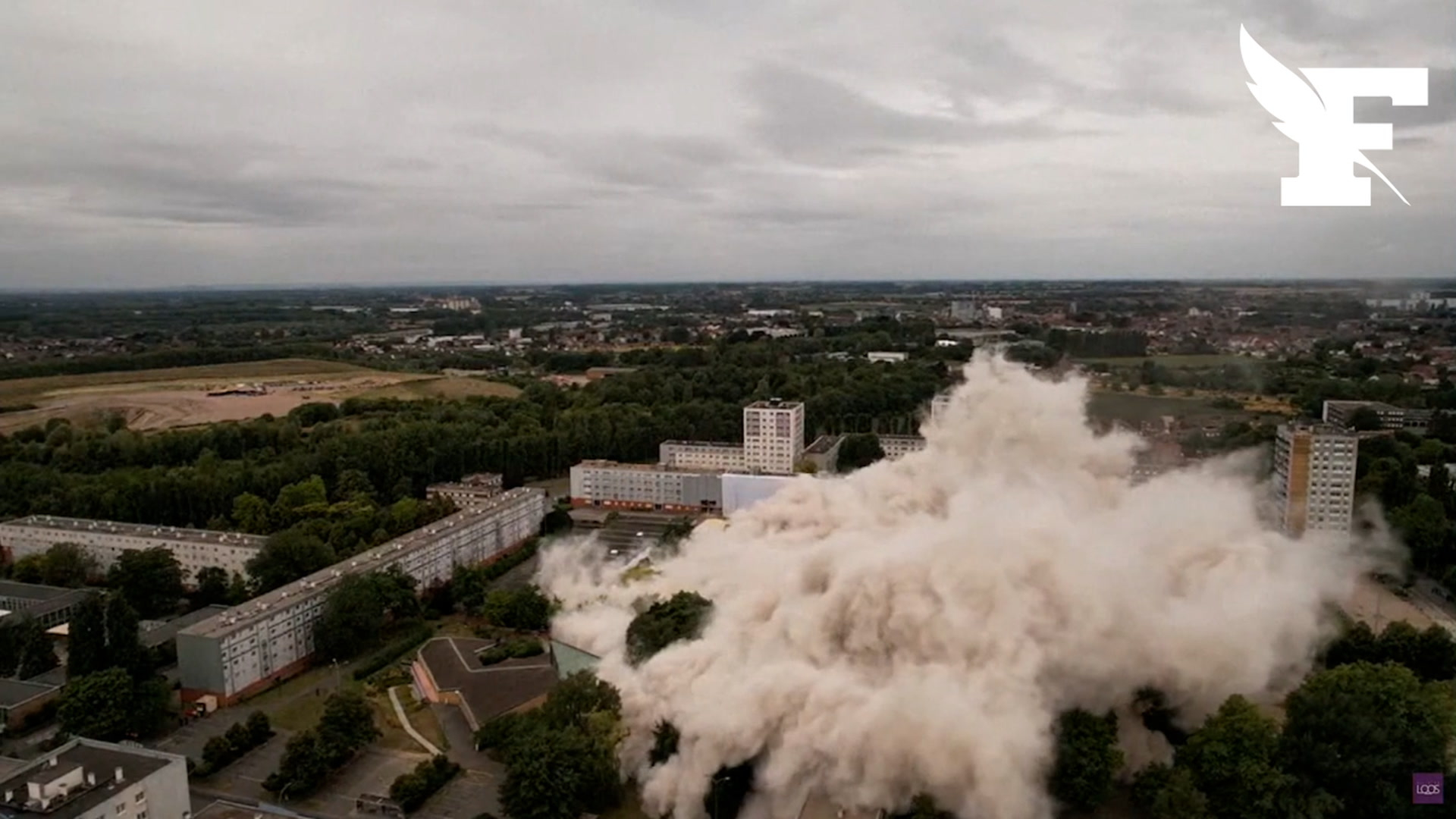 Une haute tour résidentielle construite en 1968 démolie près de Lille