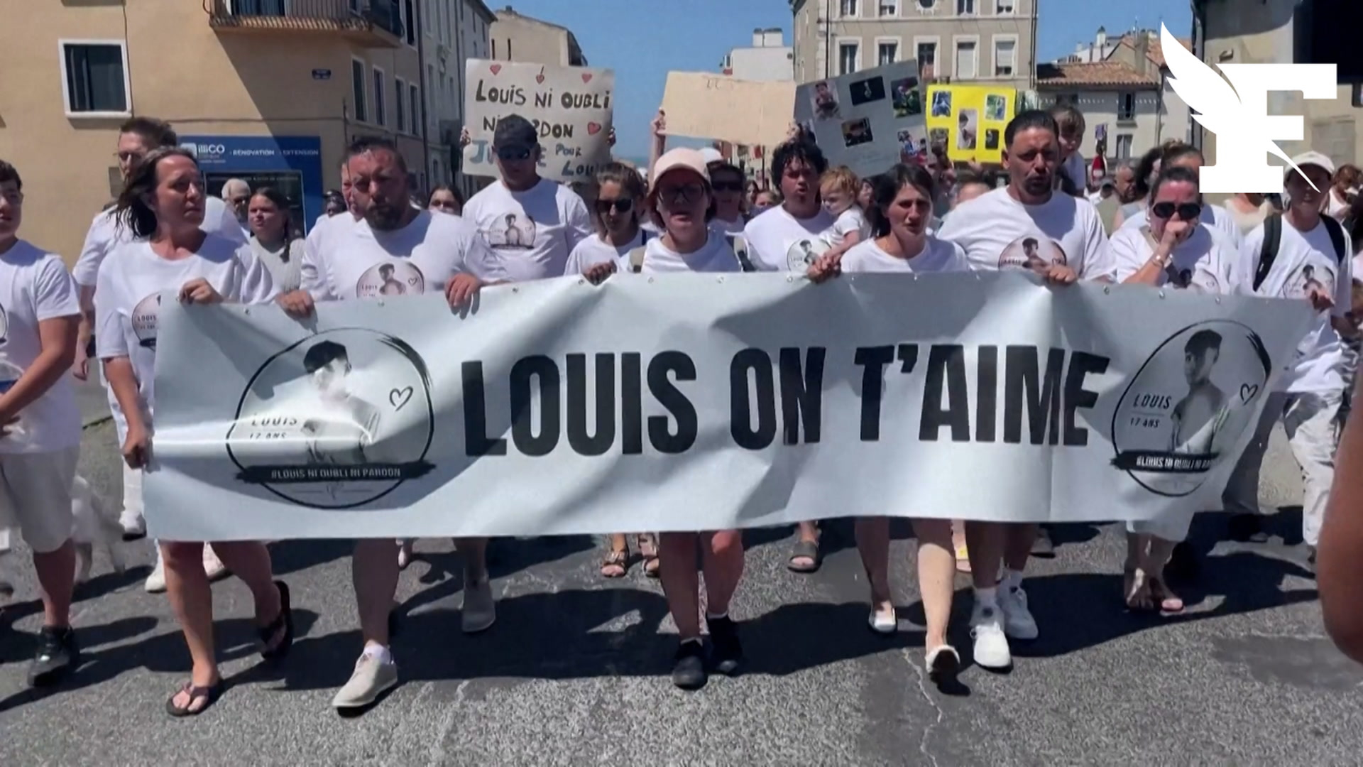 «Justice pour Louis» : à Carcassonne, des centaines de personnes ont participé à une marche blanche en hommage à Louis, tué dans guet-apens