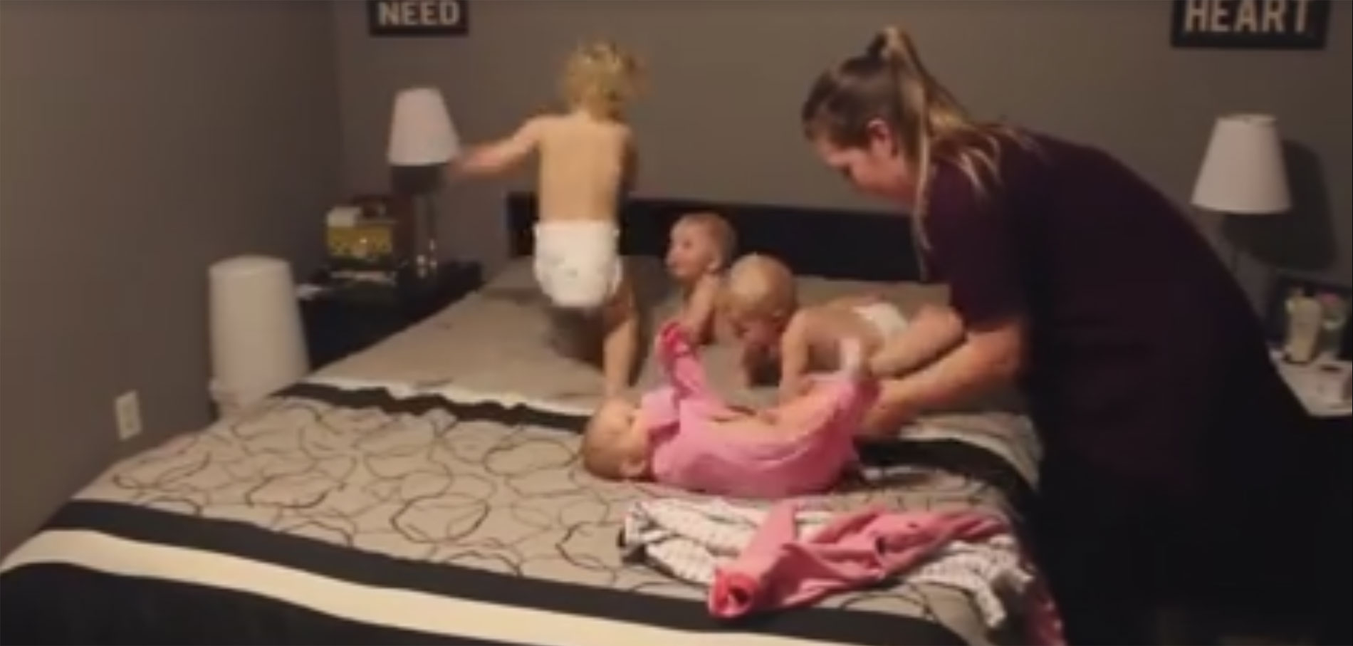 Cette maman se filme en train dhabiller ses 4 enfants
