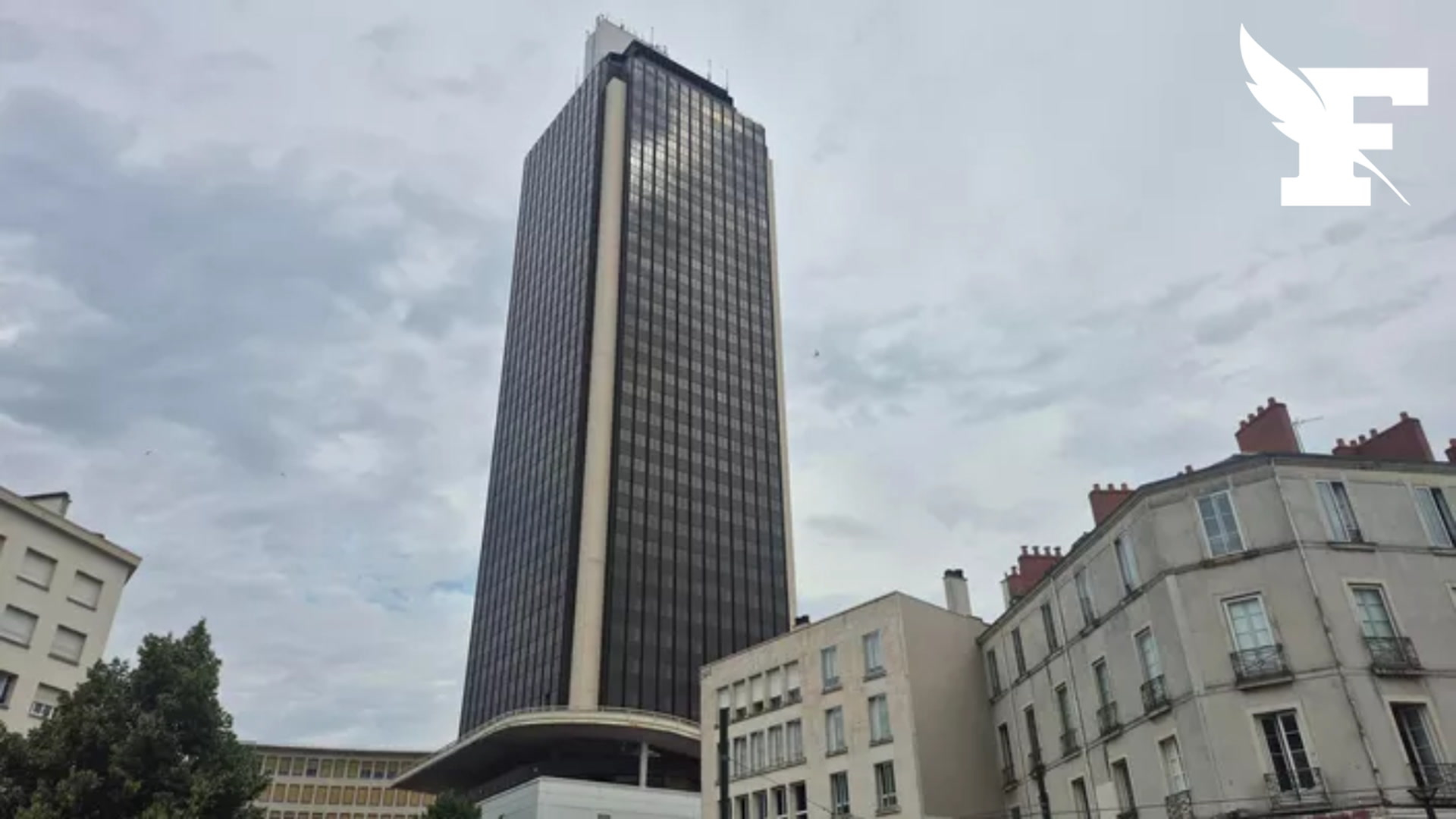 Un homme escalade la tour Bretagne de Nantes avant d'appeler les secours pour lui venir en aide