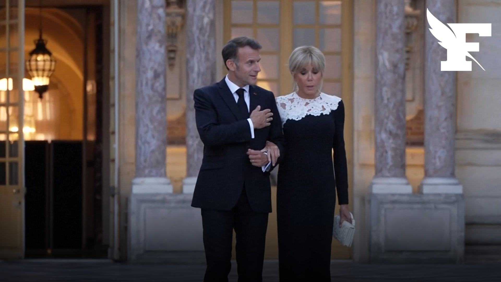 Les images d'Emmanuel et Brigitte Macron au château de Versailles, attendant Donald Trump