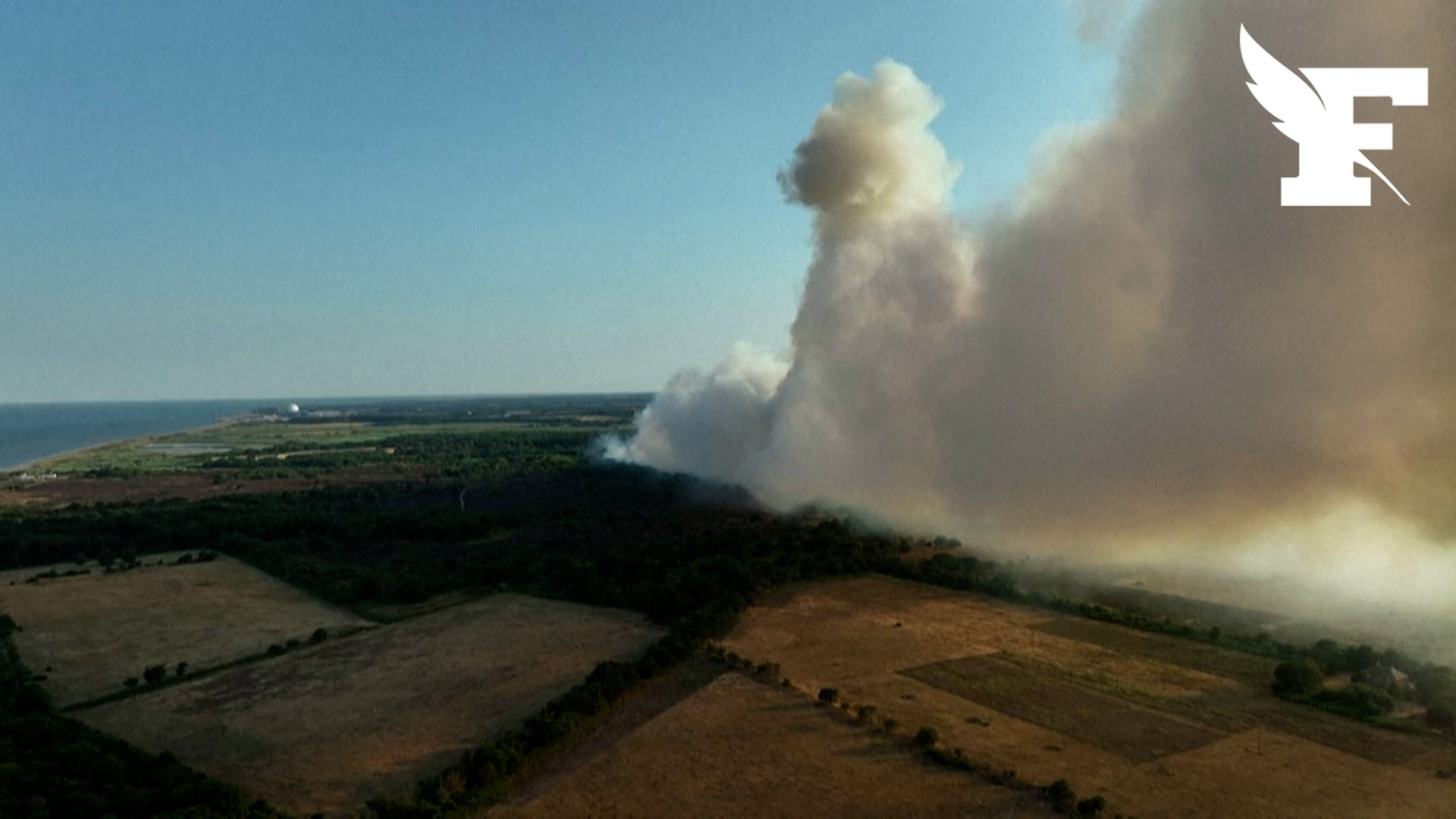 Angleterre : une centaine de pompiers luttent «dans des conditions difficiles» contre un incendie dans l'est du pays