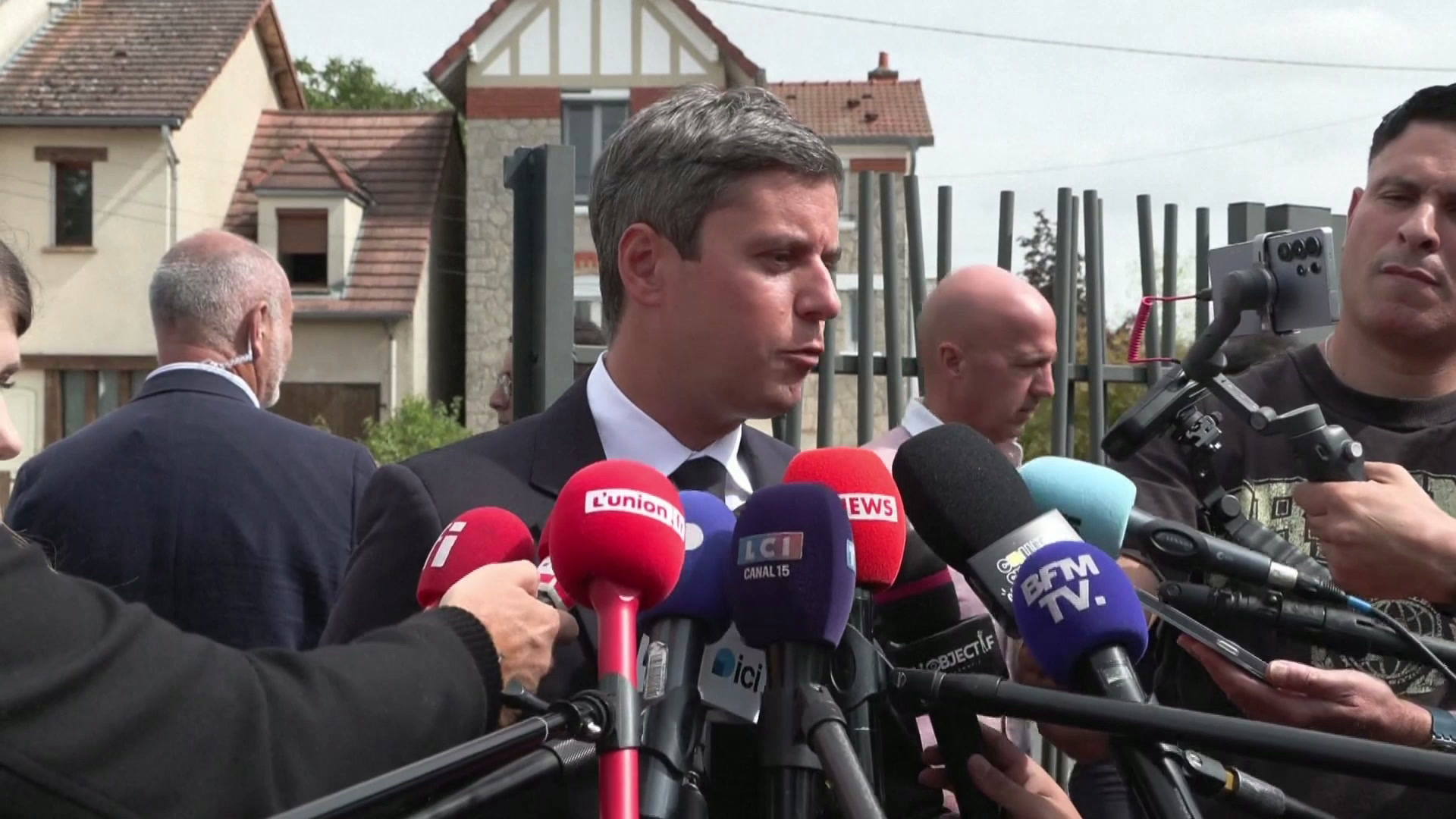 «Moi je fais campagne au milieu des Français» , lance Gabriel Attal depuis la foire de Châlons-en-Champagne
