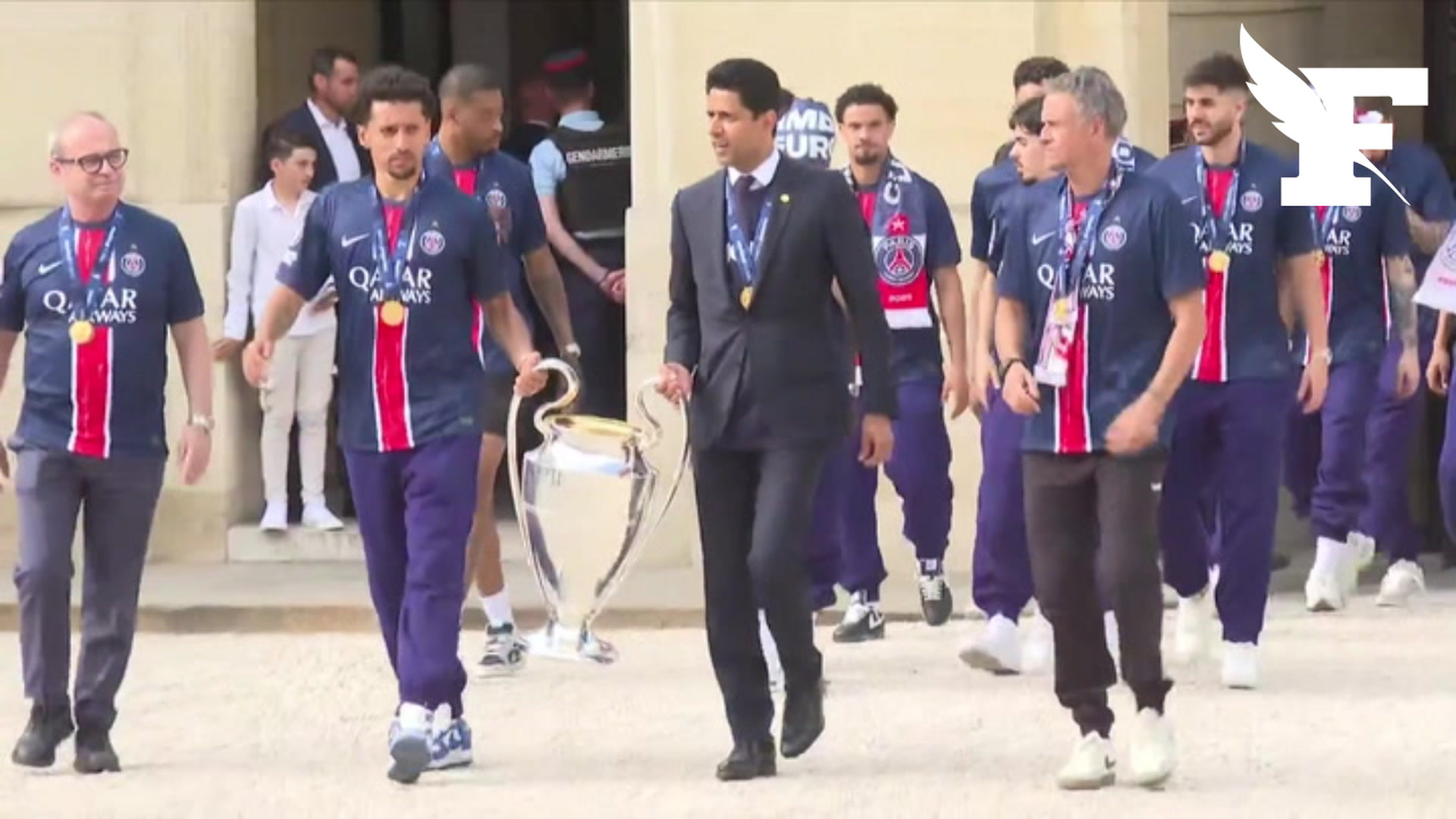 «Vive le PSG, vive la République et vive la France»: Emmanuel Macron reçoit les joueurs et le staff au palais de l'Élysée