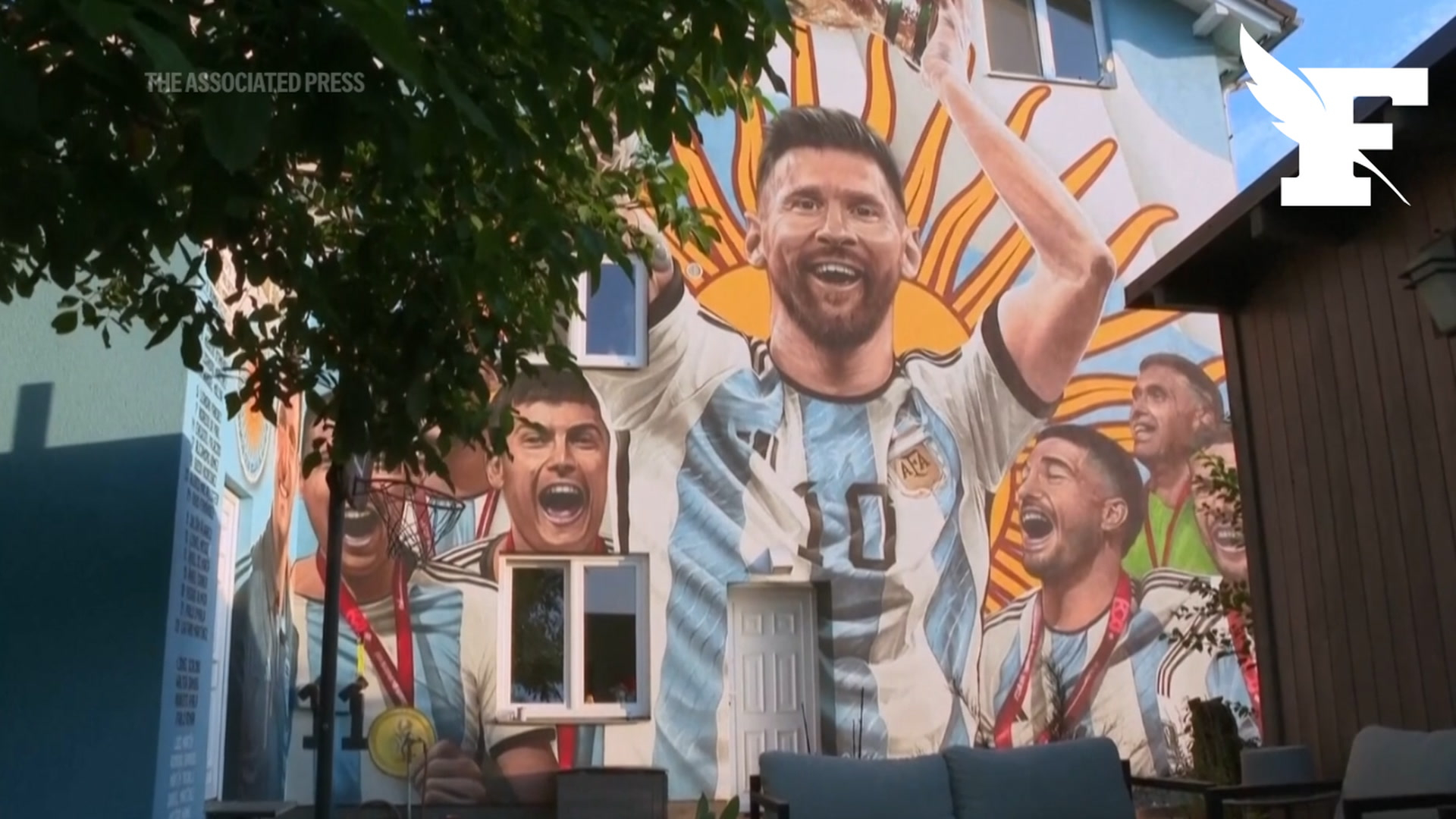 Drapeau argentin peint sur un mur, fresques géantes, statue de Maradona... En République tchèque, les images insolites du plus grand fan argentin