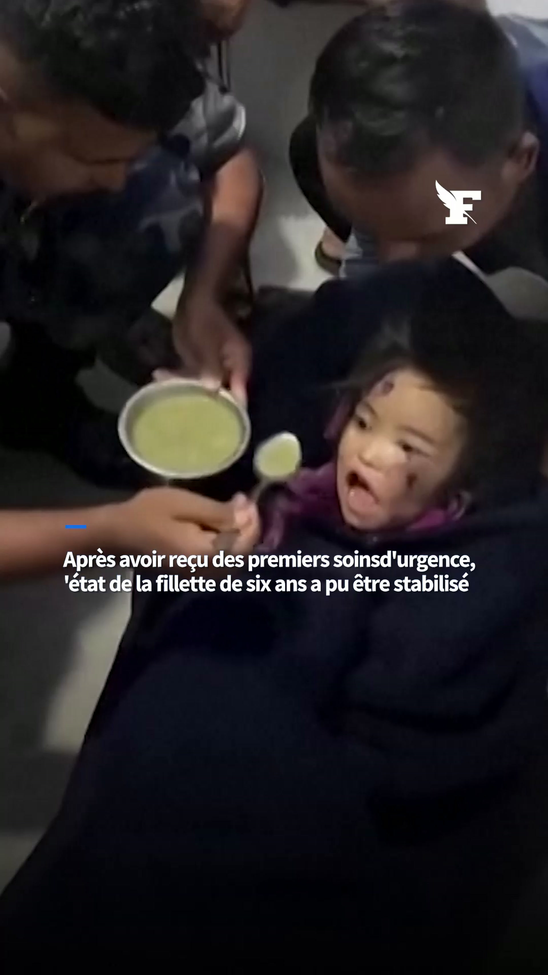Népal : une fillette secourue vivante des décombres 4 jours après les crues dévastatrices