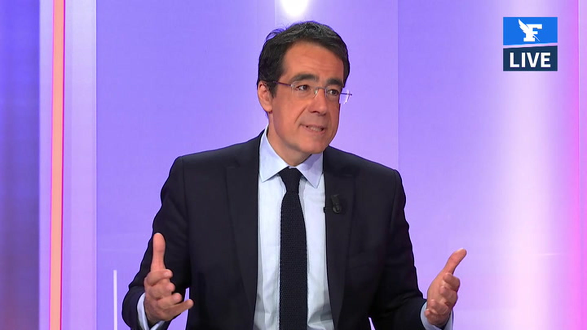 «Son porteflingue affichait un sourire menaçant» Darius Rochebin
