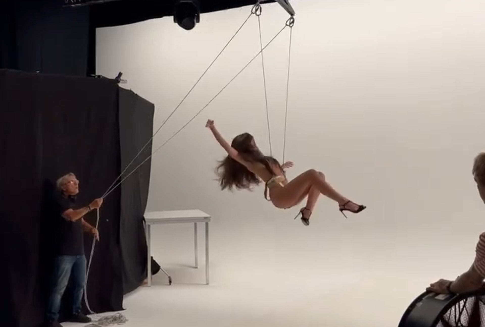 En vidéo, Emily Ratajkowski, seins nus, fait ses propres cascades