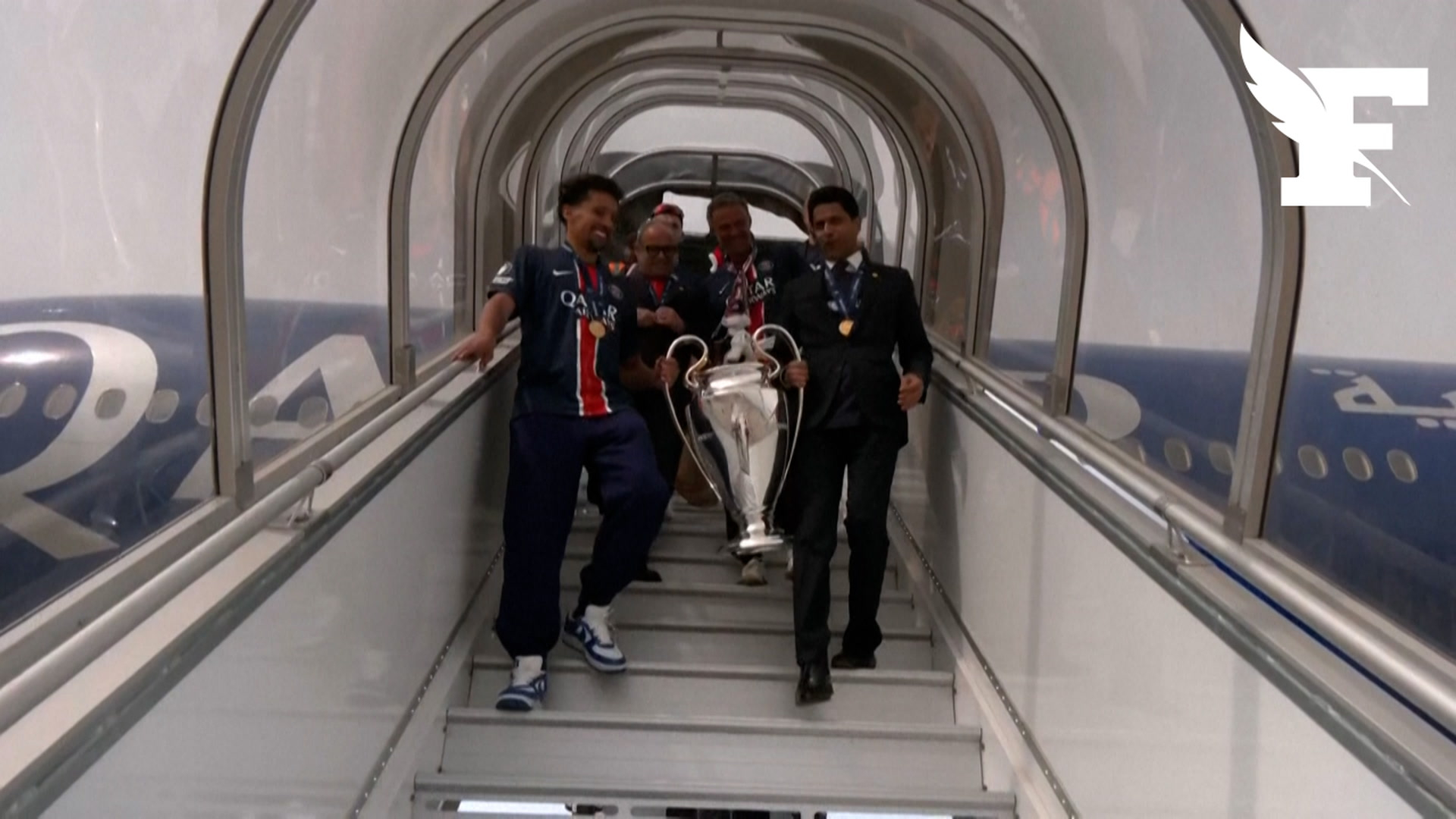 Victoire du PSG: «On l'a fait !», exulte Marquinhos en descendant de l'avion