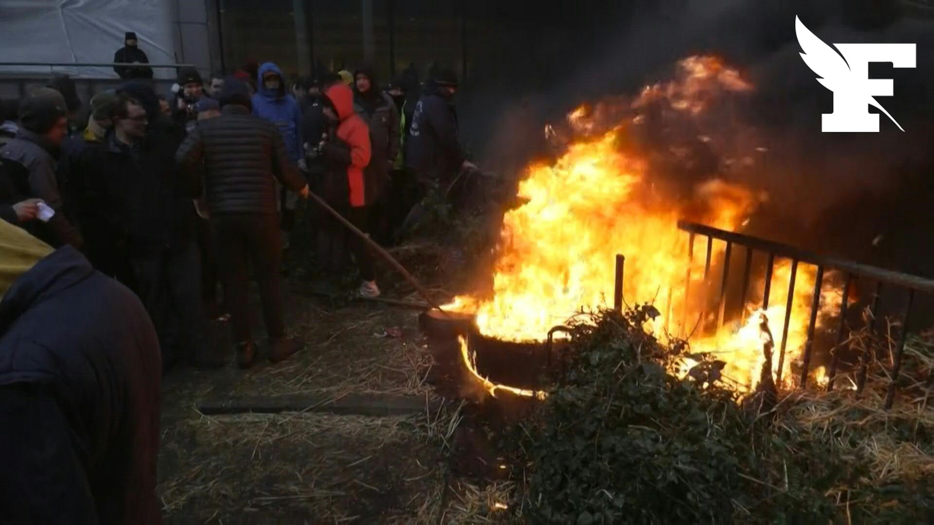 Colère des agriculteurs: feu de pneu et routes bloquées dans le quartier européen à Bruxelles