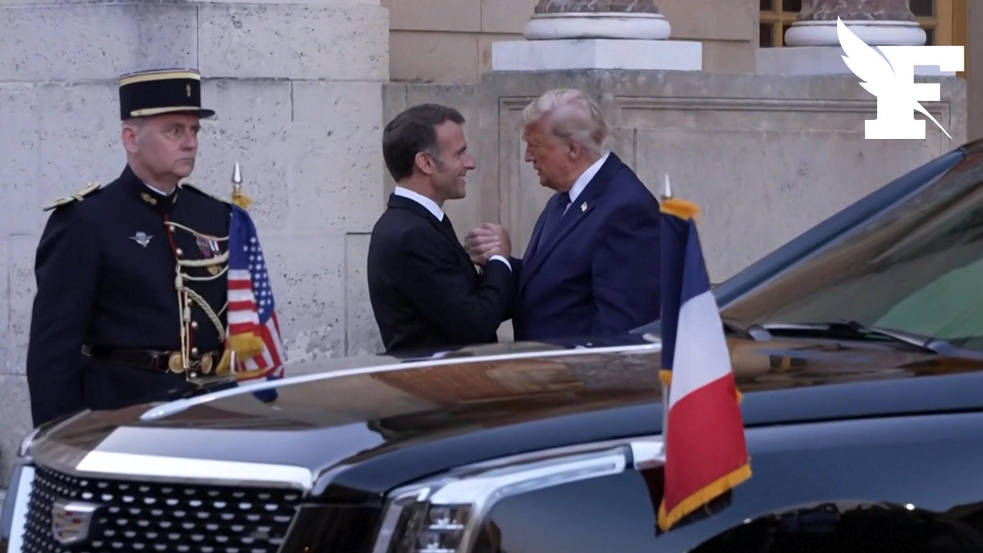 Les images de la poignée de main d'Emmanuel Macron et Donald Trump, à son arrivée au château de Versailles